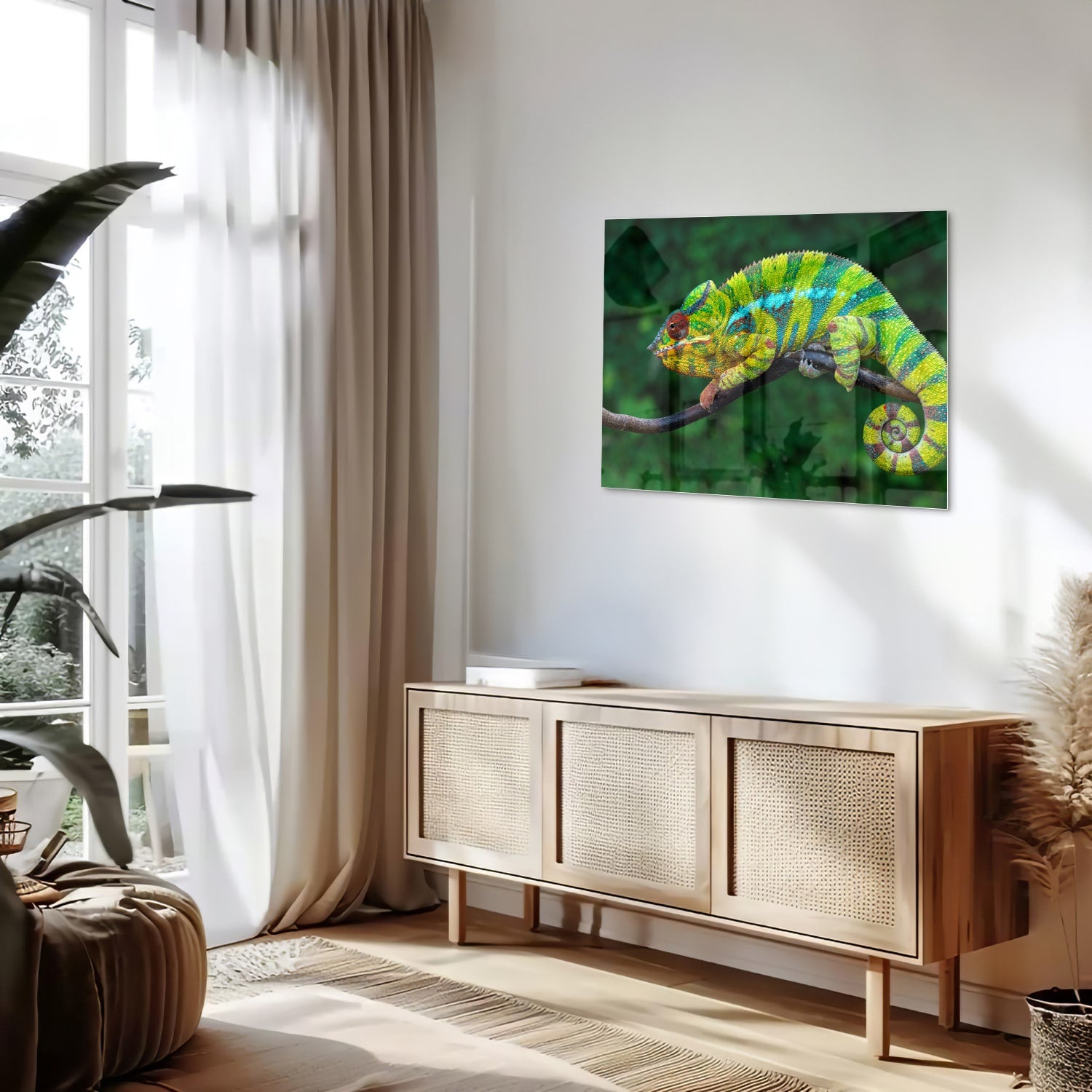Glas schilderij van een kleurrijke kameleon op een tak met groene achtergrond.