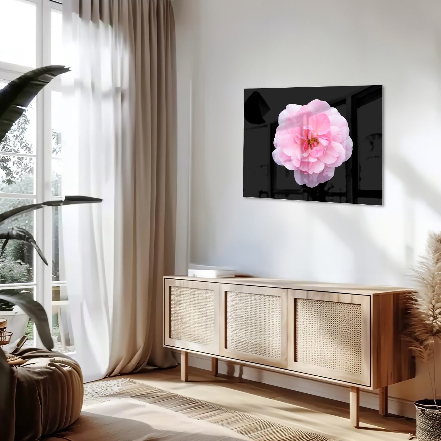 Glazen schilderij van een roze bloem op zwart glas, geschikt voor moderne interieurs.