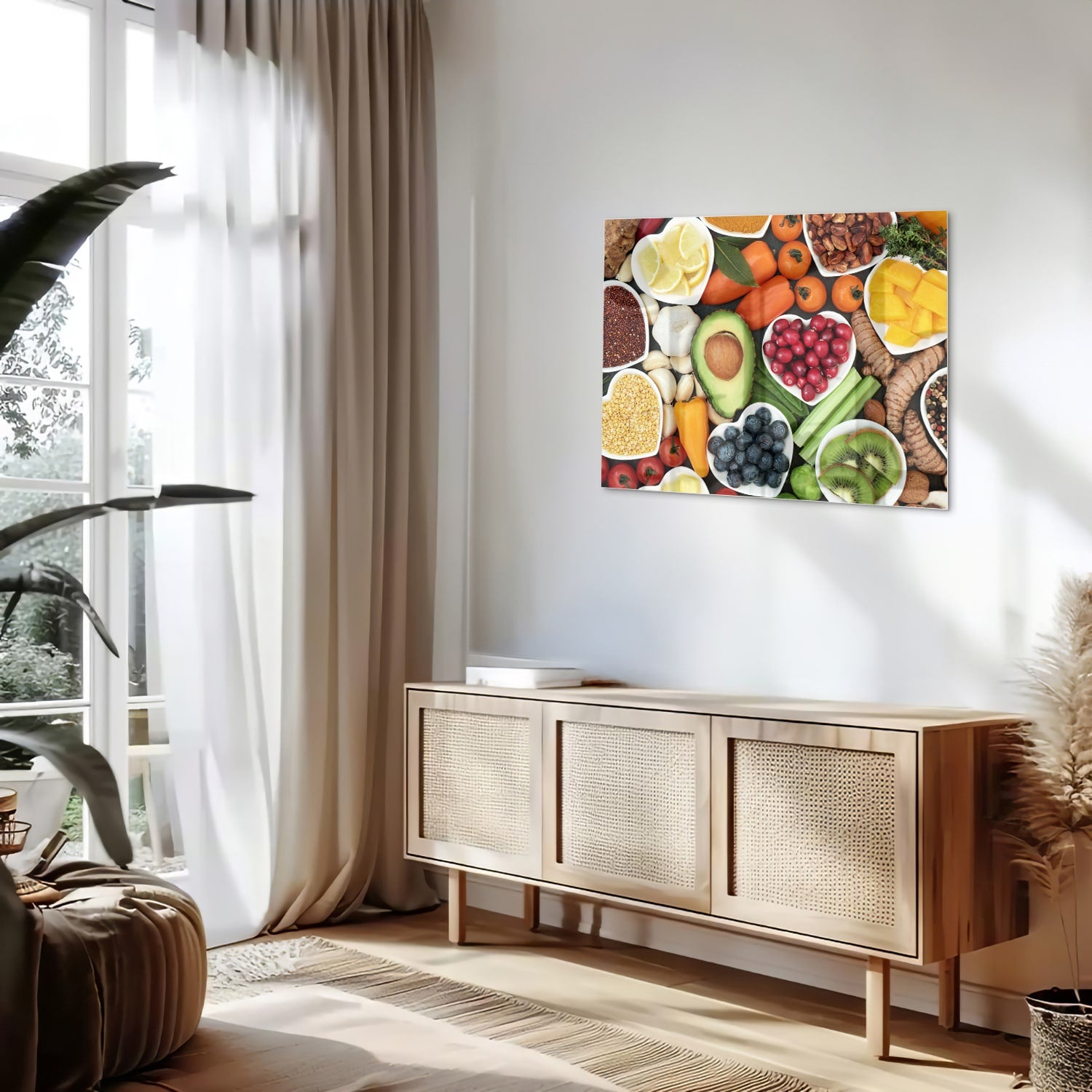 Glazen schilderij met een kleurrijke schikking van fruit en noten.