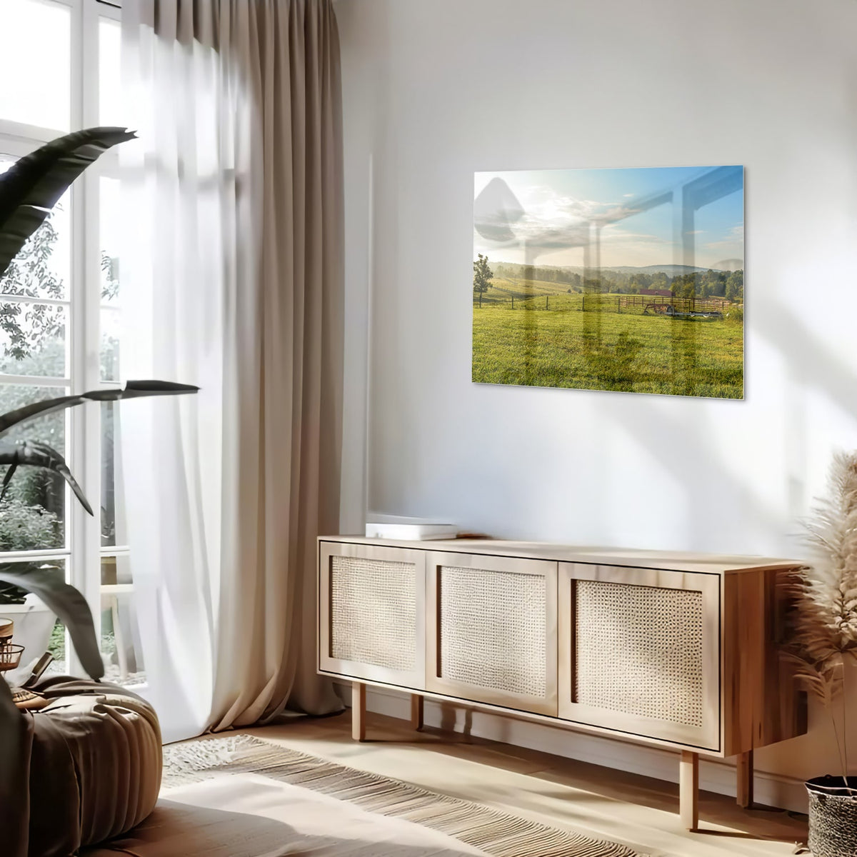 Glazen schilderij van een groene weide onder een blauwe lucht.