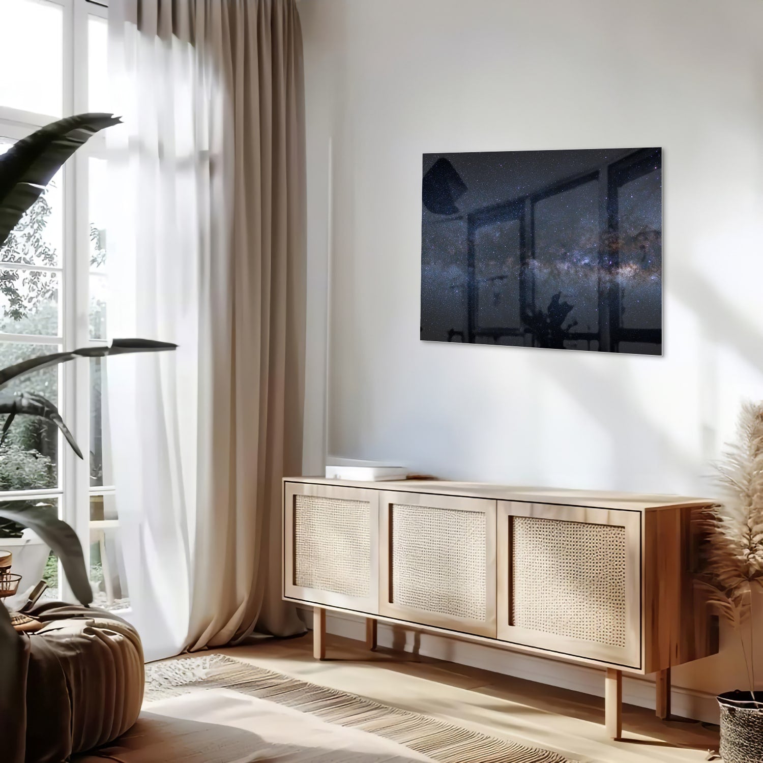 Glas schilderij met een sterrenhemel in een moderne woonkamer.