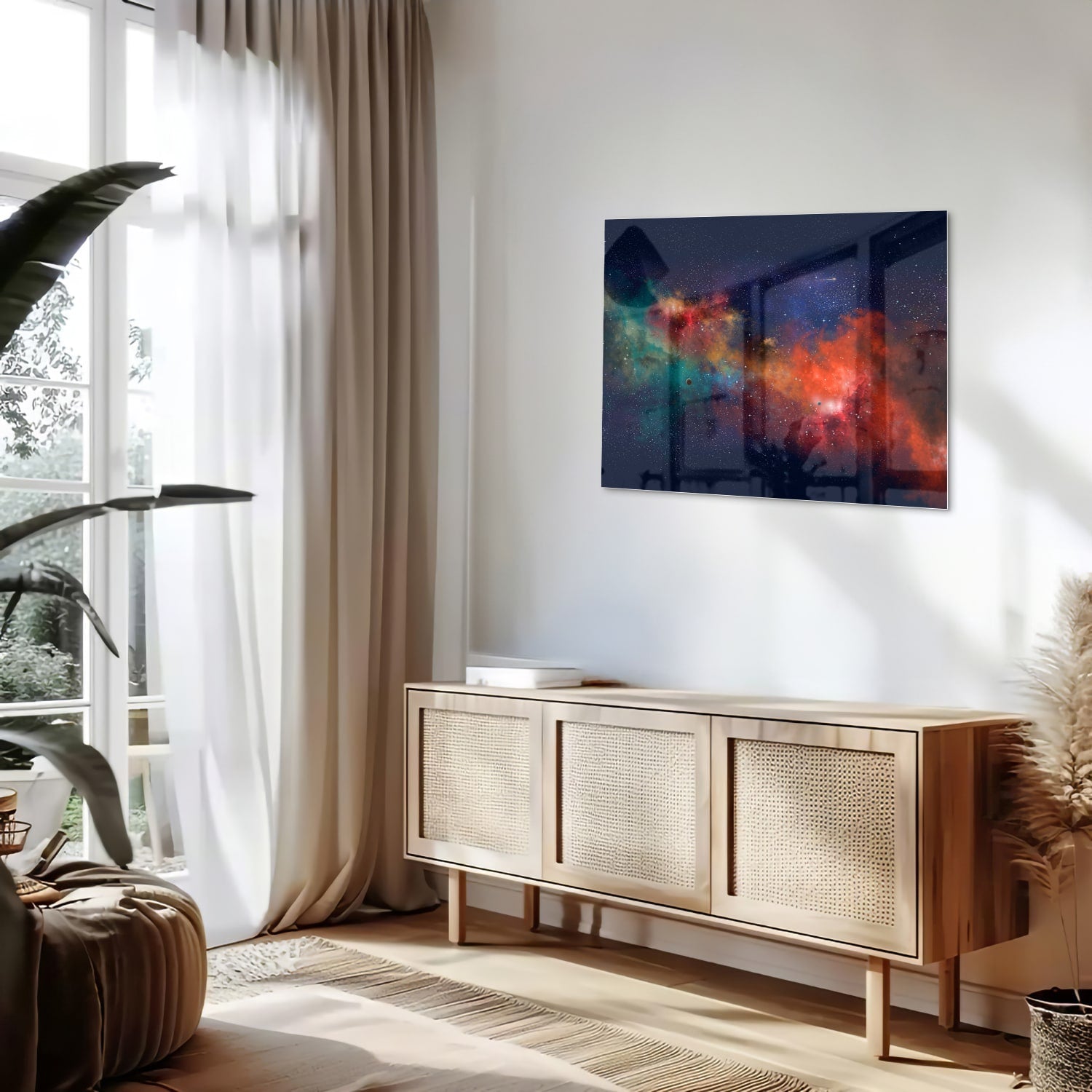 Glazen schilderij van een sterrenstelsel in levendige kleuren aan de muur.