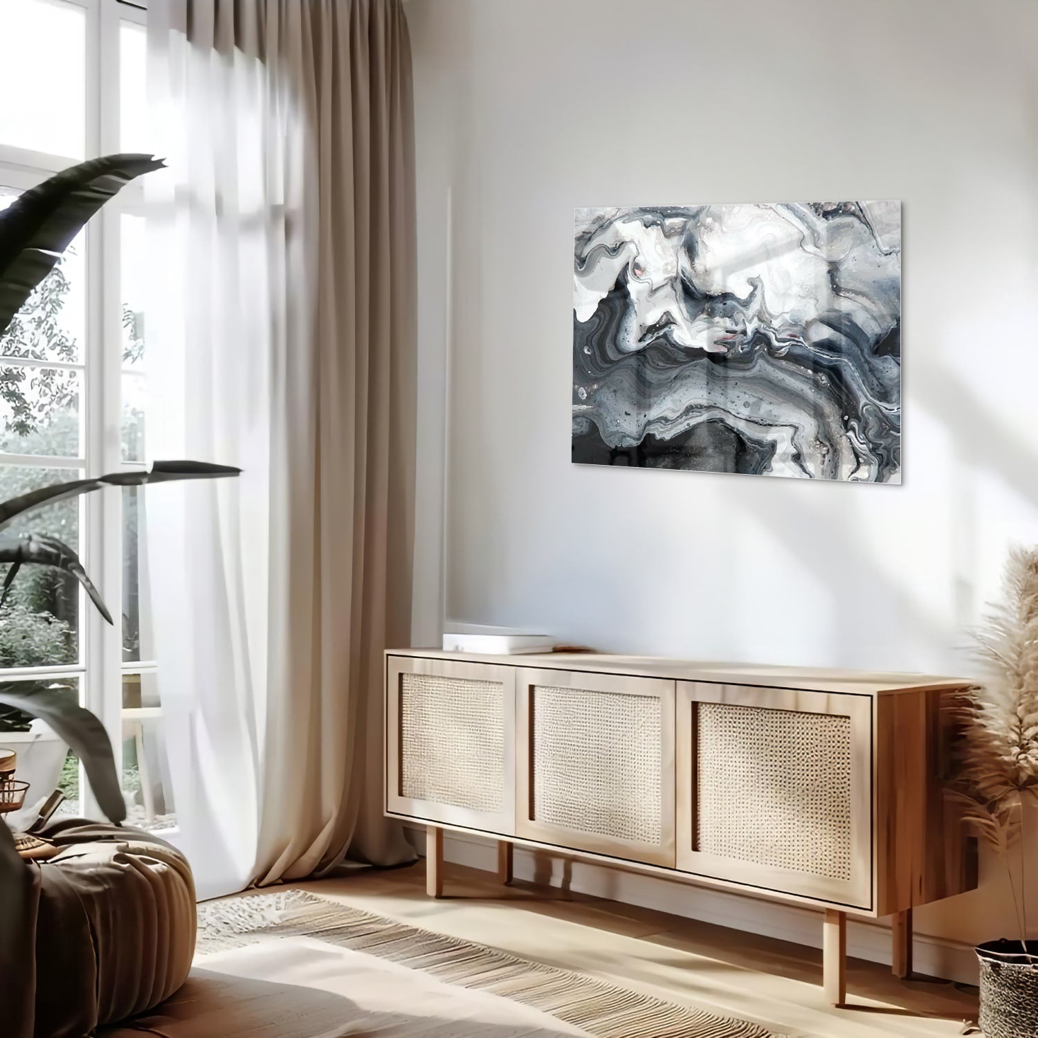 Abstract glazen schilderij met grijze en witte tinten aan de muur.