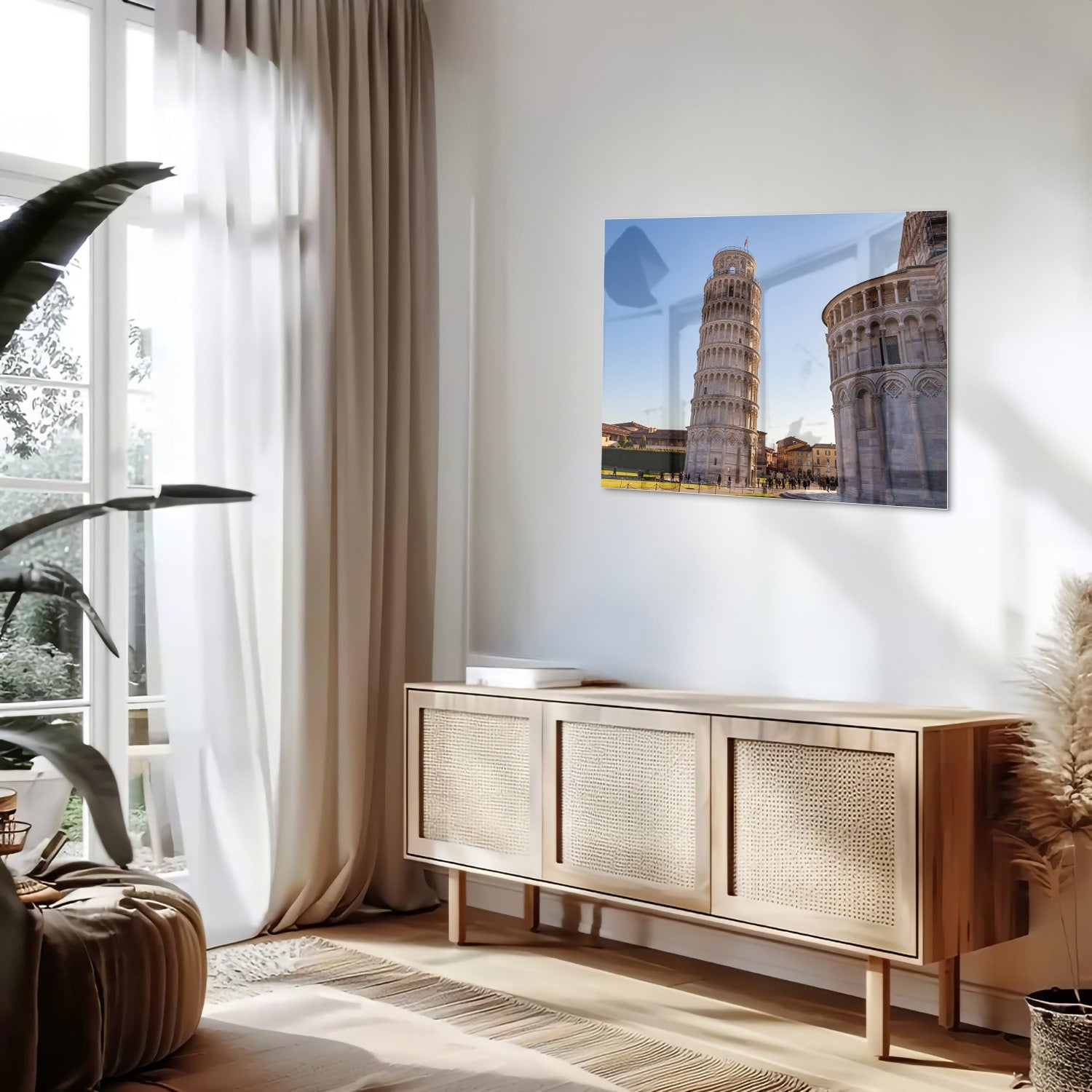 Glazen schilderij van de Toren van Pisa in een stijlvolle woonkamer.