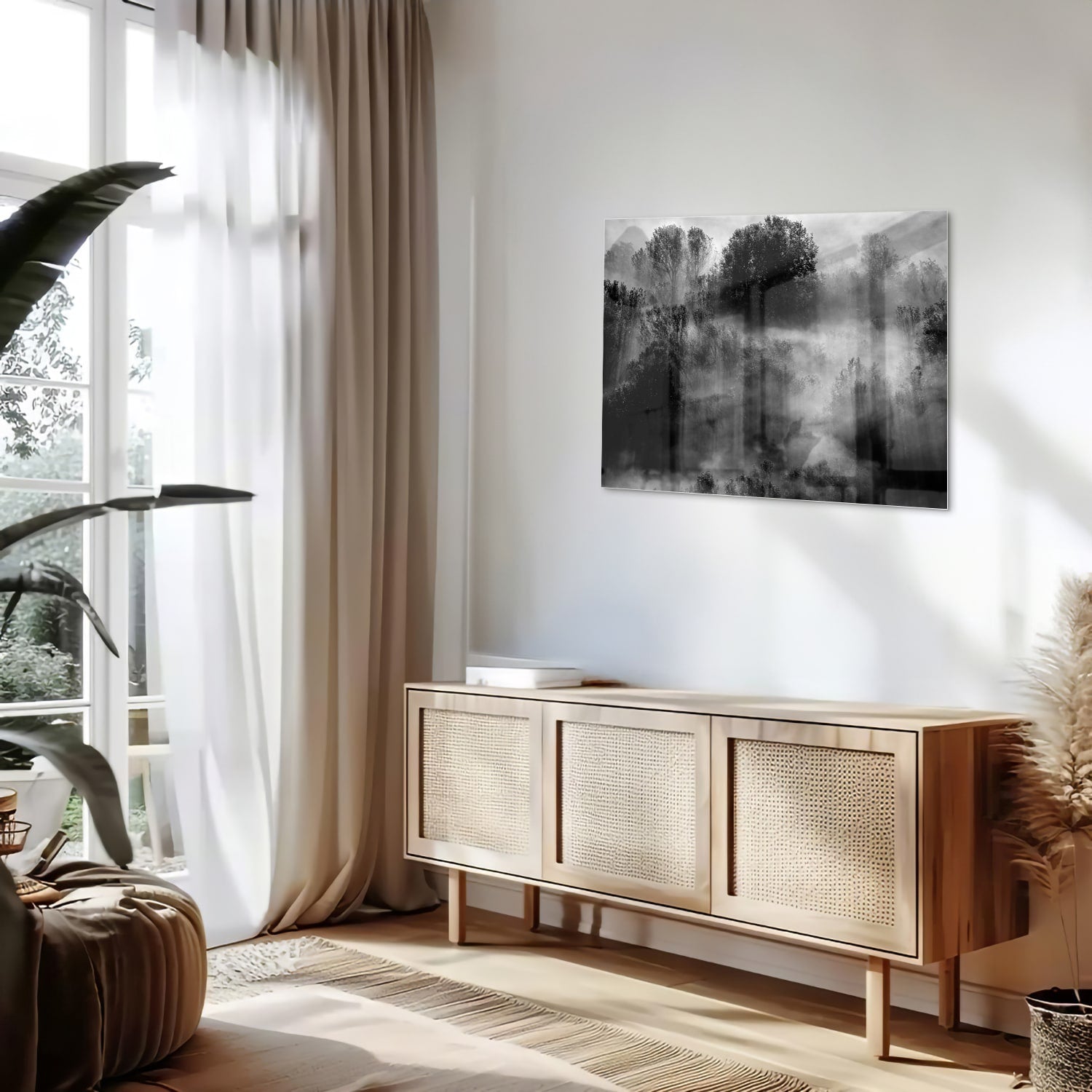 Glazen schilderij met een abstract zwart-wit landschap van bomen in de mist.