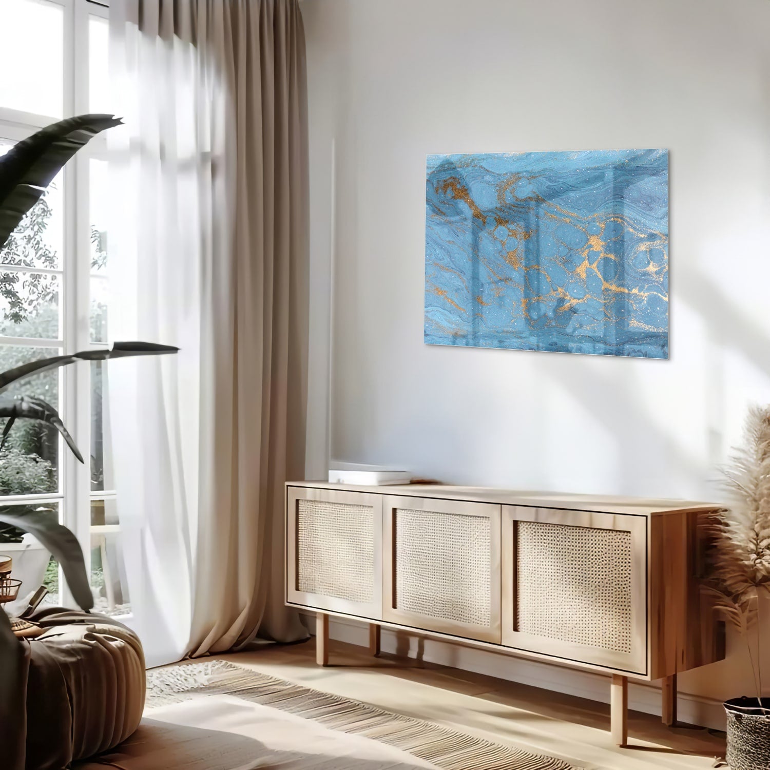 Glazen schilderij met blauw en gouden patronen aan de muur boven een houten kast.