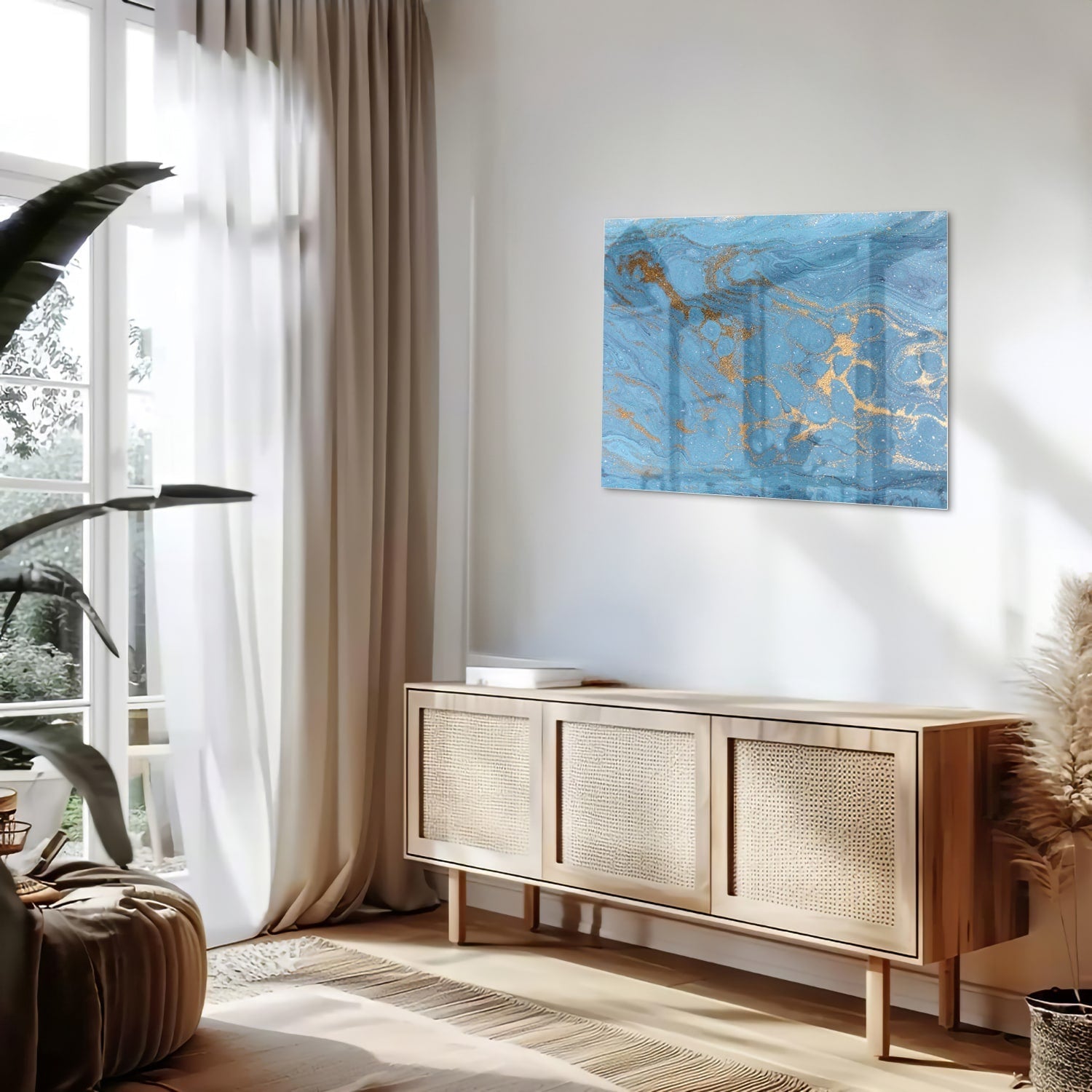 Glazen schilderij met blauw en gouden patronen aan de muur boven een houten kast.