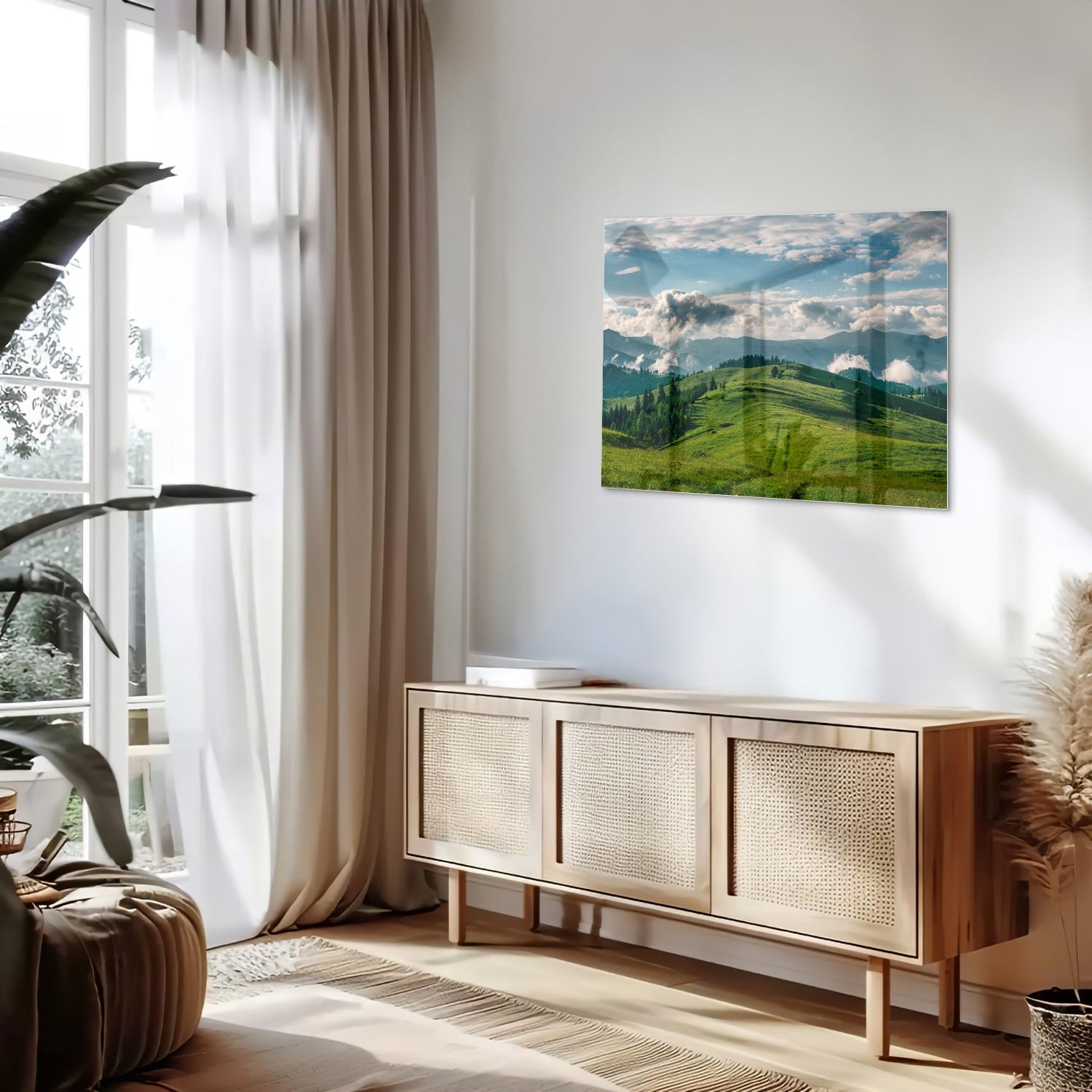 Glas schilderij van een prachtig berglandschap met groene heuvels en bergen.
