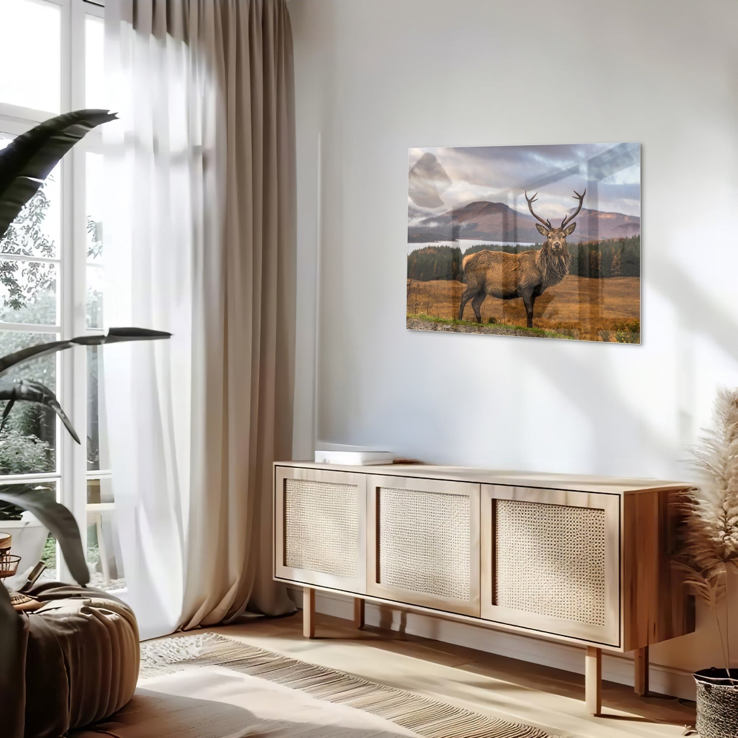 Glazen schilderij van een hert op een natuurlijke achtergrond.