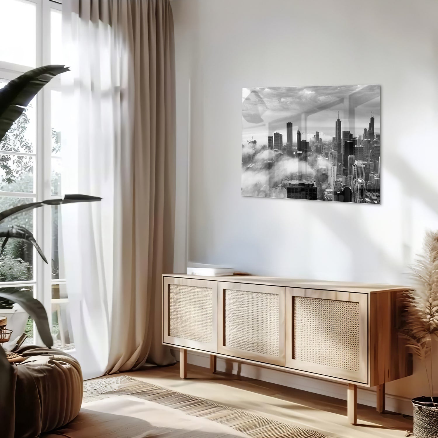 Glazen schilderij van een stads skyline in zwart-wit met wolken.