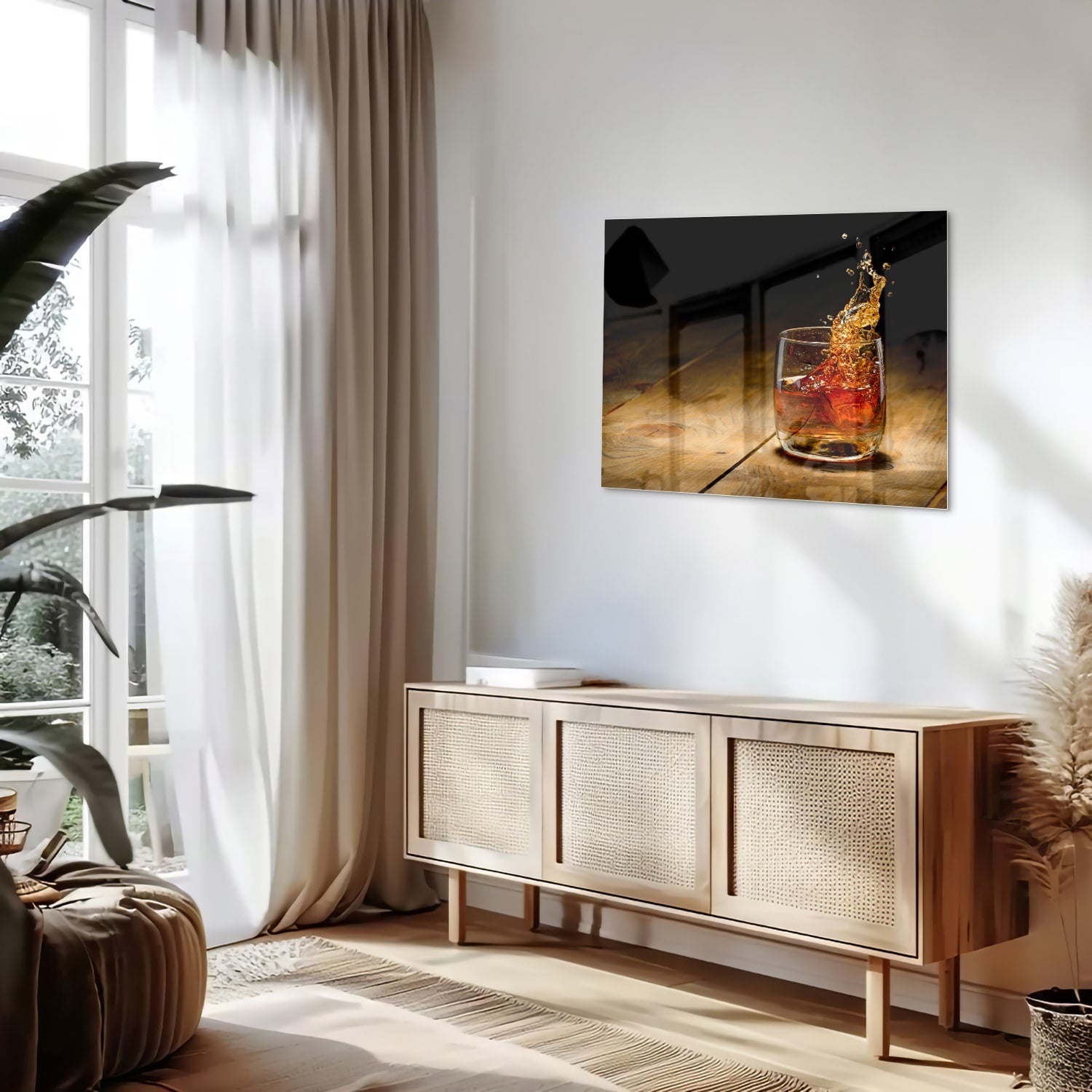 Glazen schilderij met een glas en spetterende drank op een houten tafel.