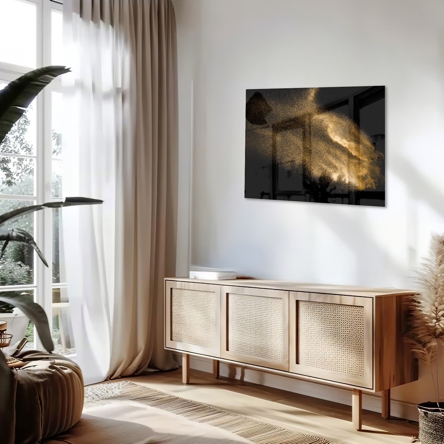 Glazen schilderij met een gouden hand op een zwarte achtergrond.