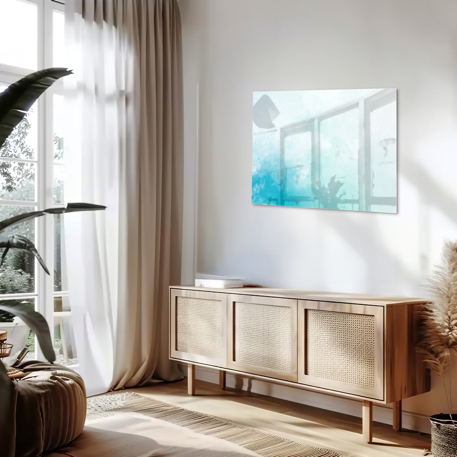 Abstract glazen schilderij met blauwe en turquoise tinten aan de muur.