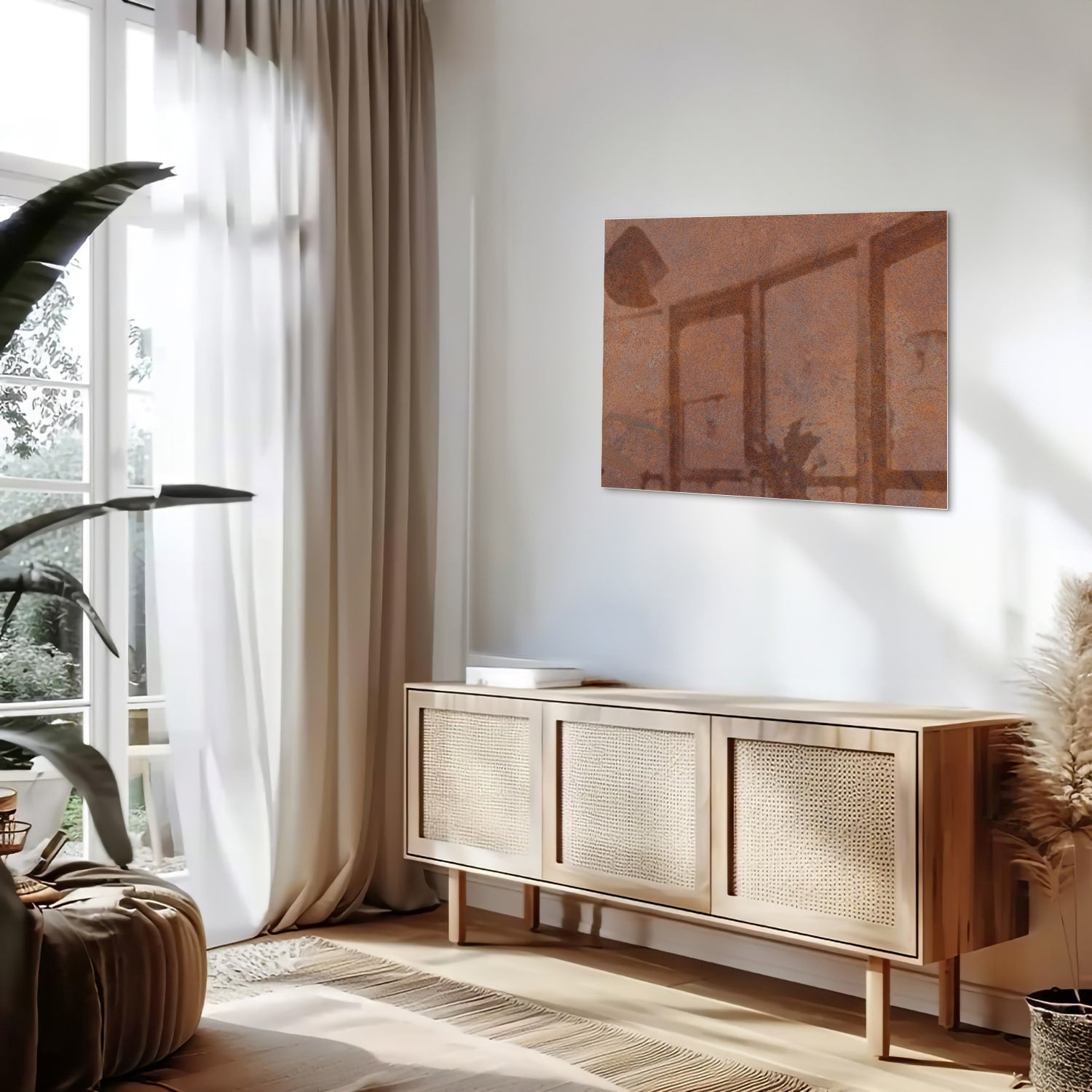 Abstract glazen schilderij met aardetinten boven een houten meubel.