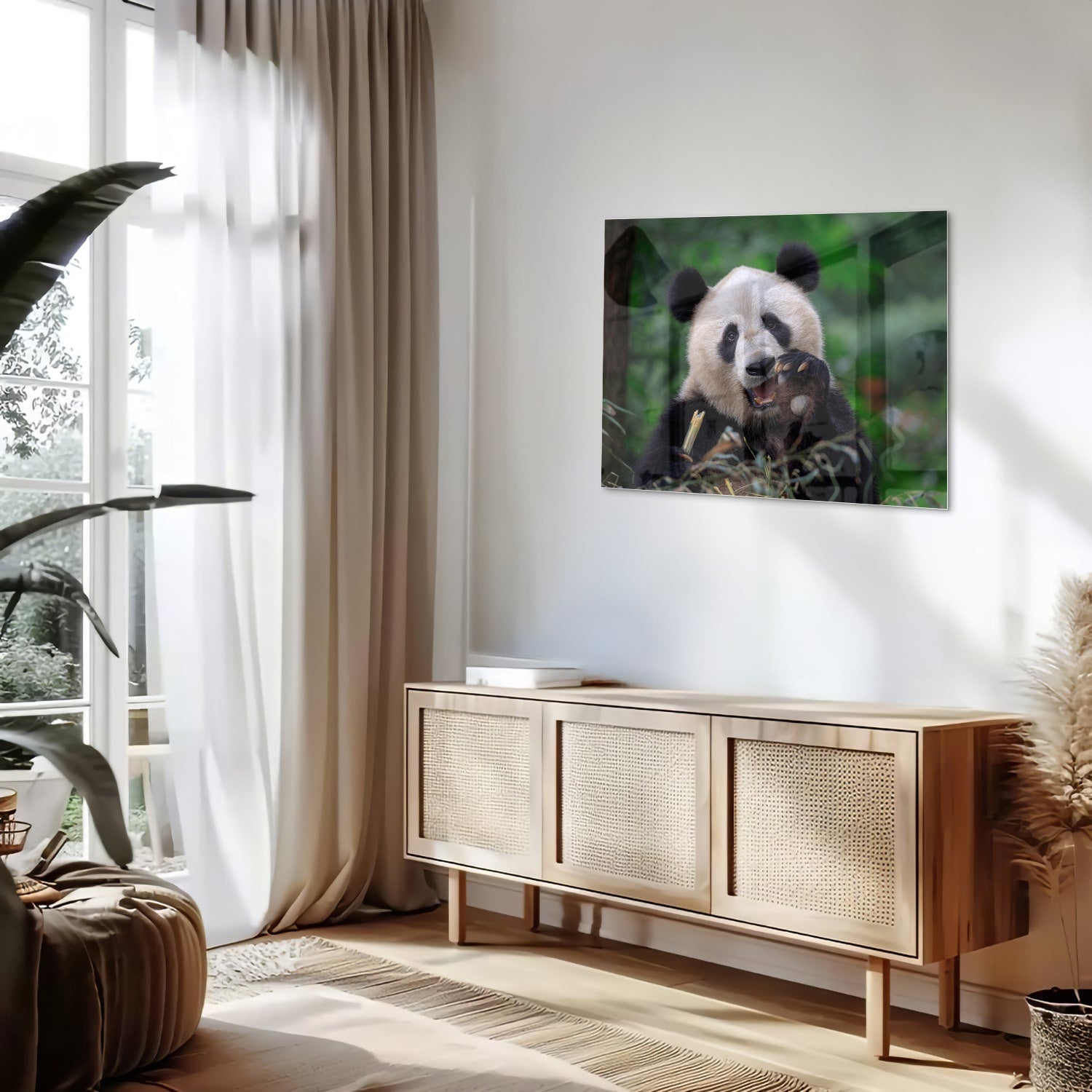 Glazen schilderij met een panda in een groene omgeving, perfect voor mooie interieurdecoratie.