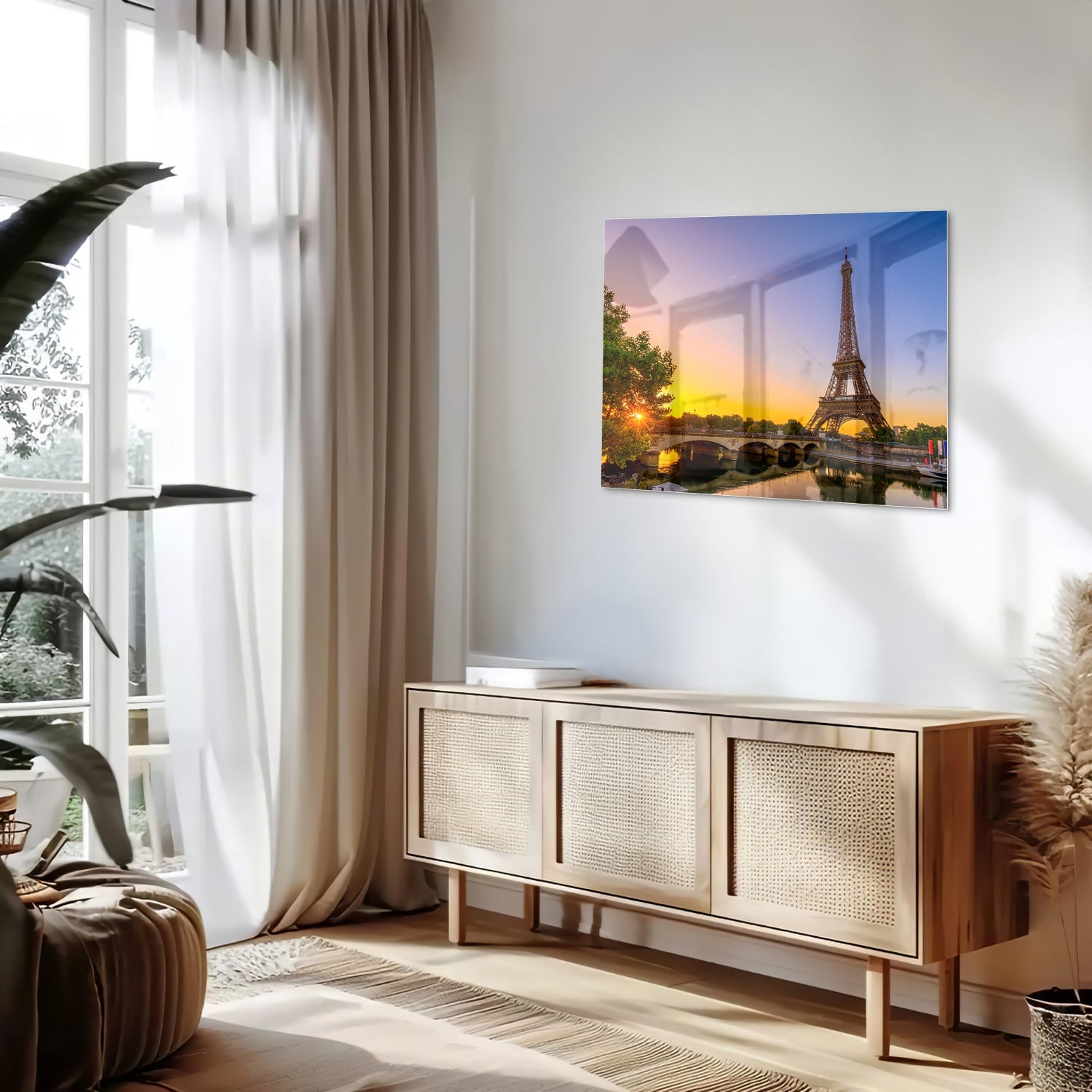 Een glazen schilderij van de Eiffeltoren bij zonsondergang, met warme kleuren.