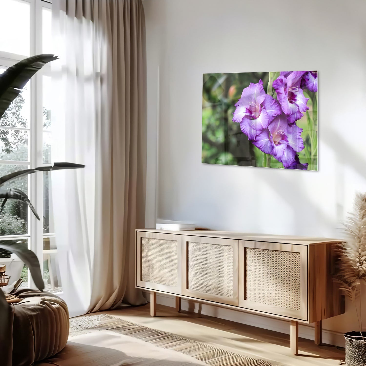 Glazen schilderij van paarse gladiolen aan de muur in een moderne woonkamer.