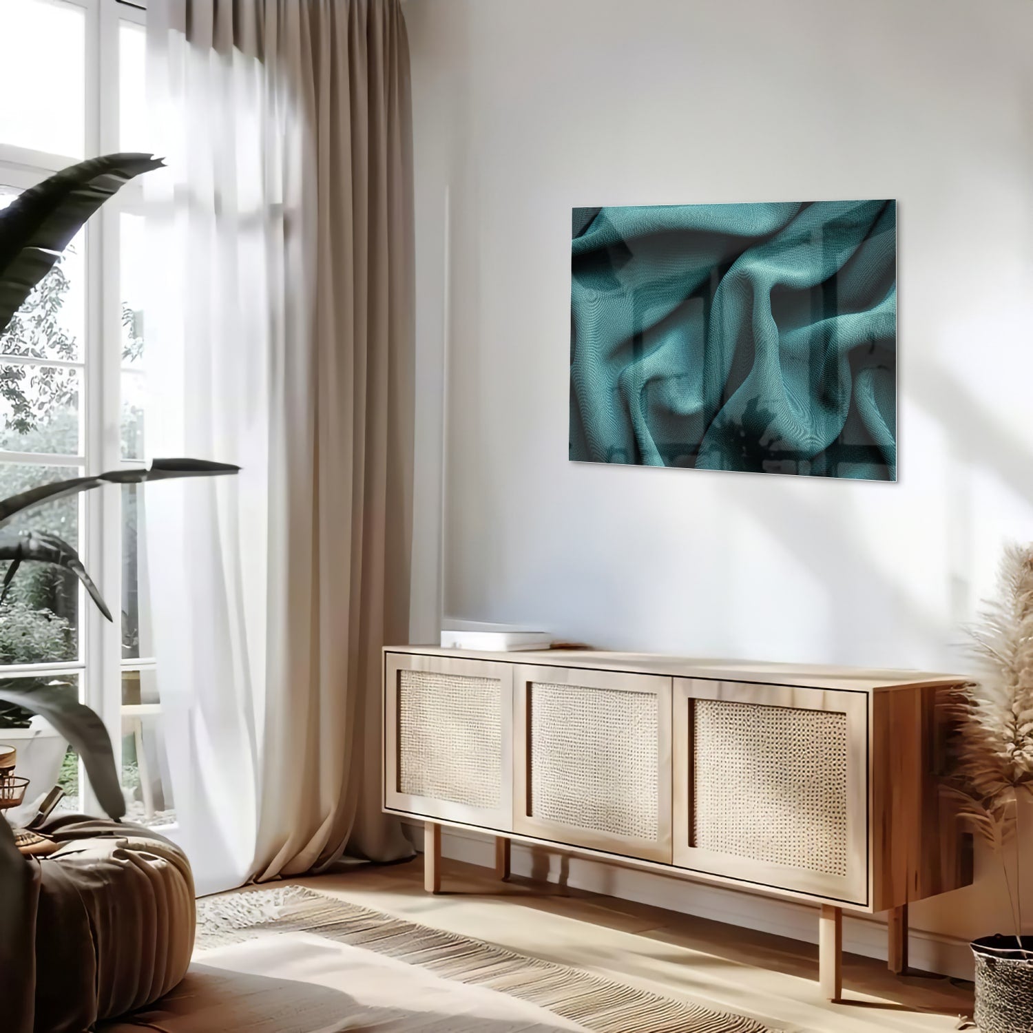 Elegante blauwgroene glazen schilderij in een moderne woonomgeving.