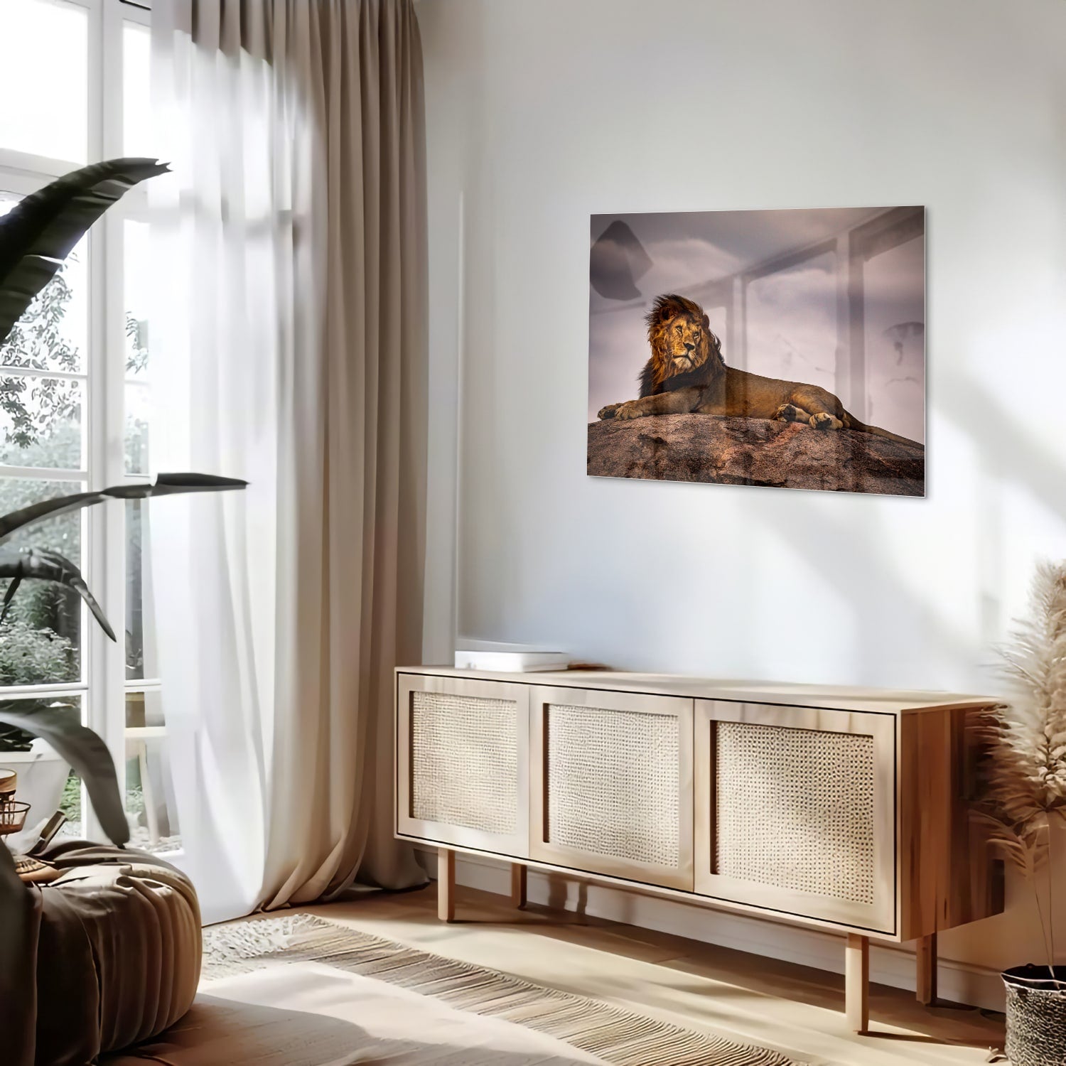 Glazenschilderij van een majestueuze leeuw op een rots, perfect voor interieurdecoratie.