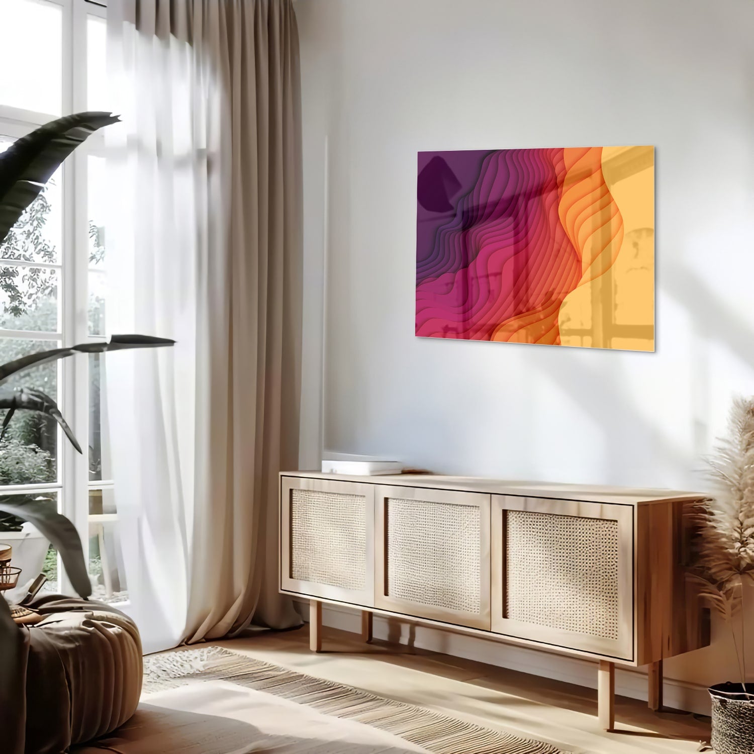 Abstract glazen schilderij met paarse en oranje golven aan de muur.
