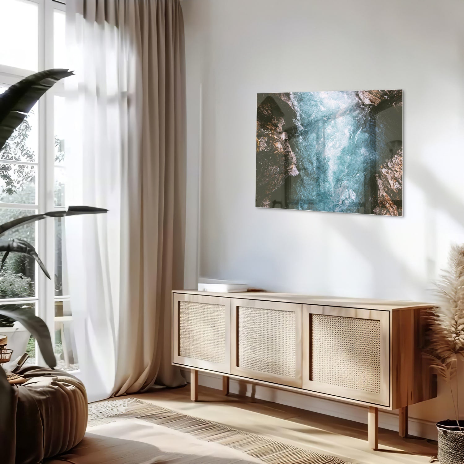 Glas schilderij van helder bergwater dat door rotsen stroomt.