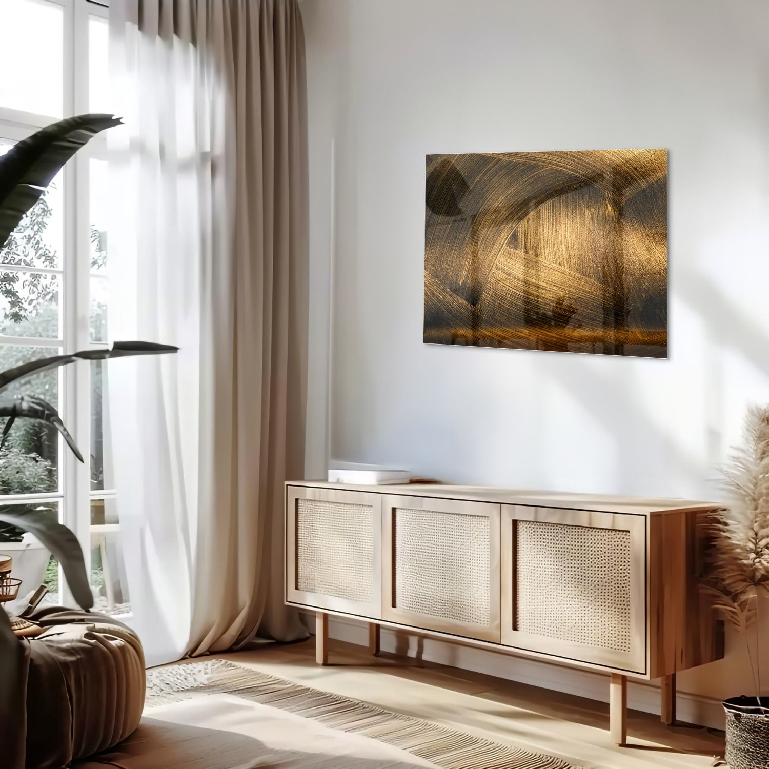 Glazen schilderij met gouden patronen aan de muur boven een houten meubel.