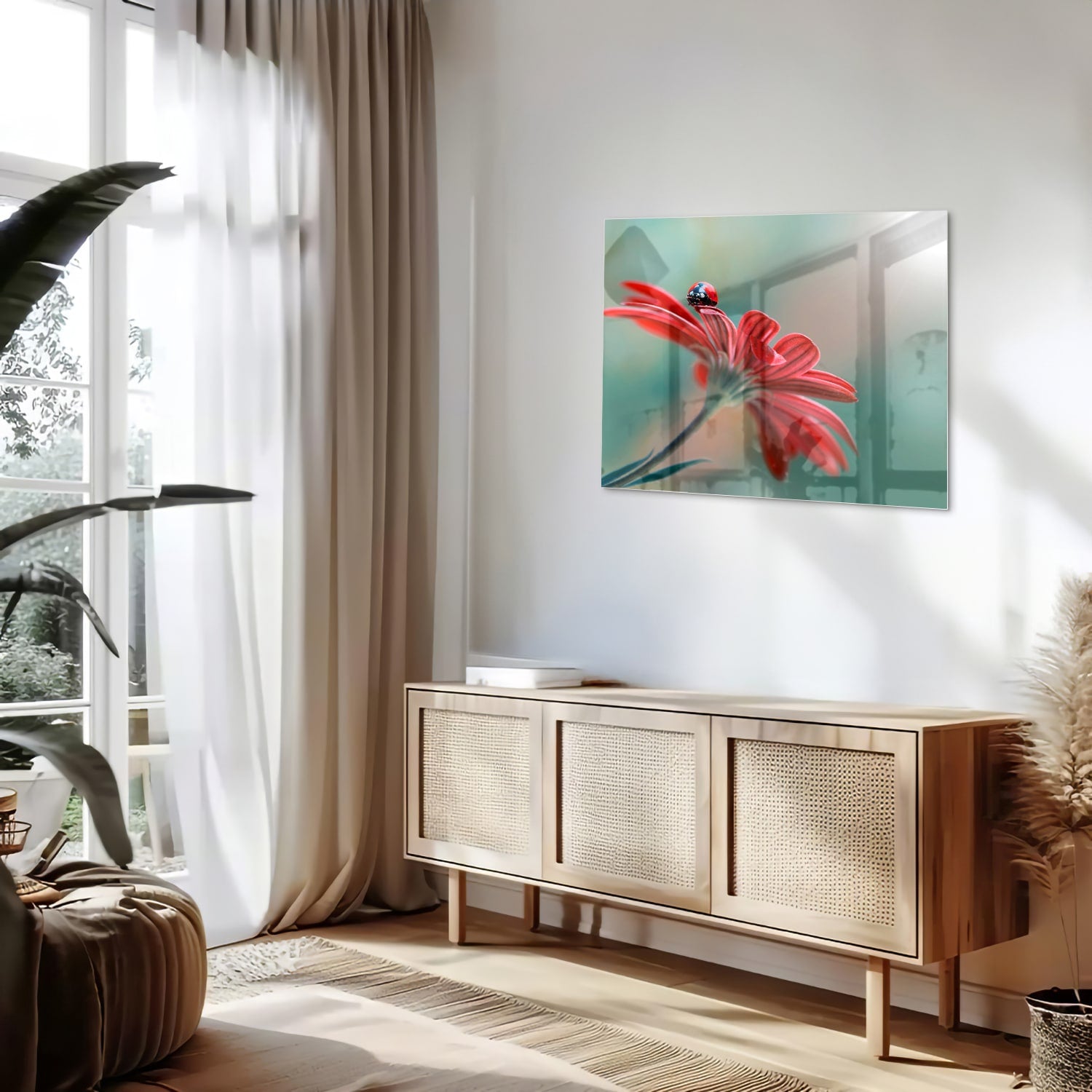 Een kleurrijk glazen schilderij van een rode bloem met een lieveheersbeestje.