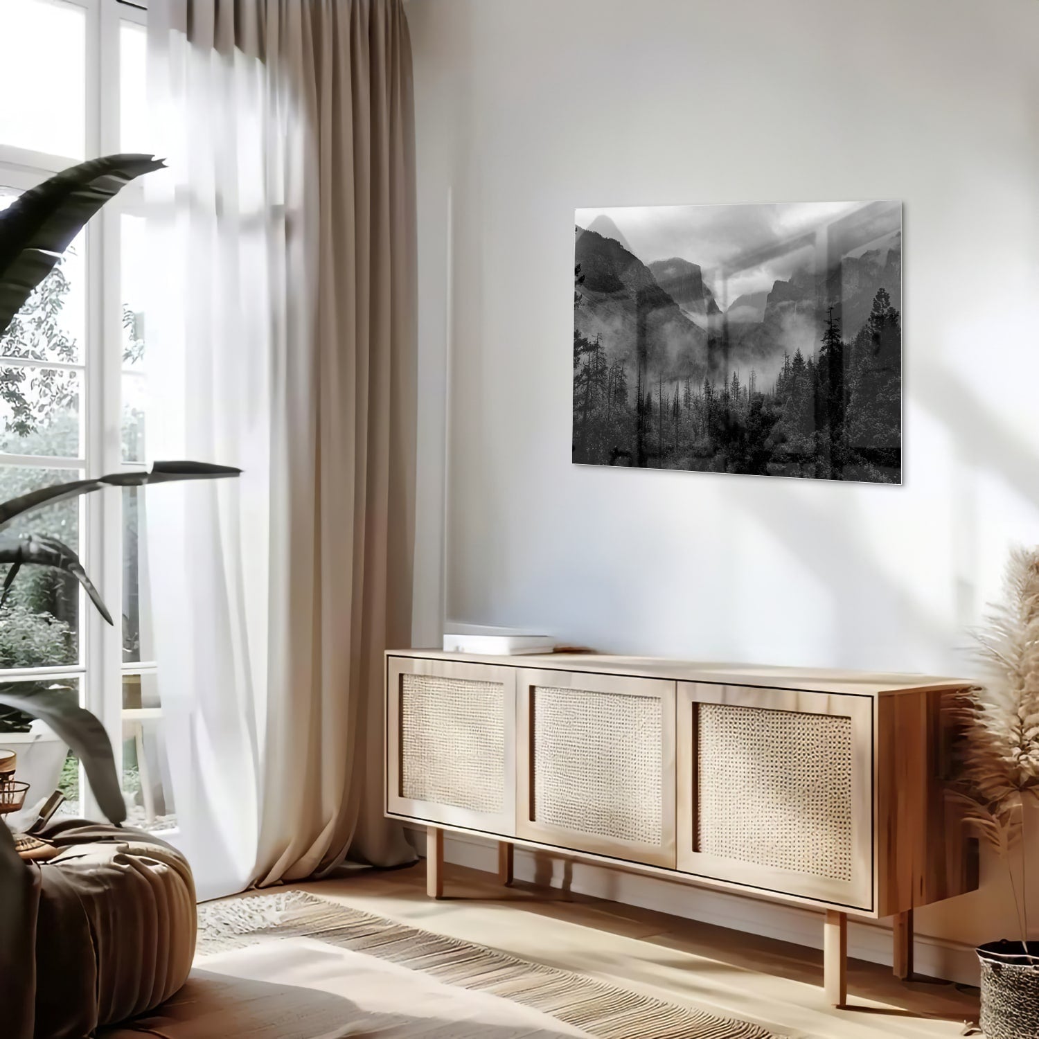Zwart-wit glazen schilderij van een sereen berglandschap aan de muur.