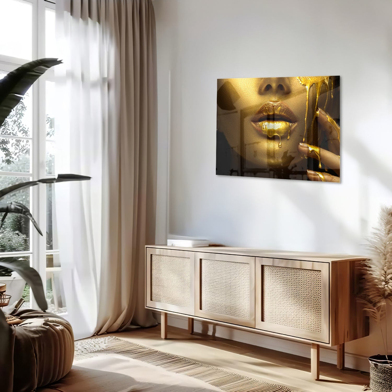Gouden glazen schilderij van lippen met glanzende vloeistof op een muur.