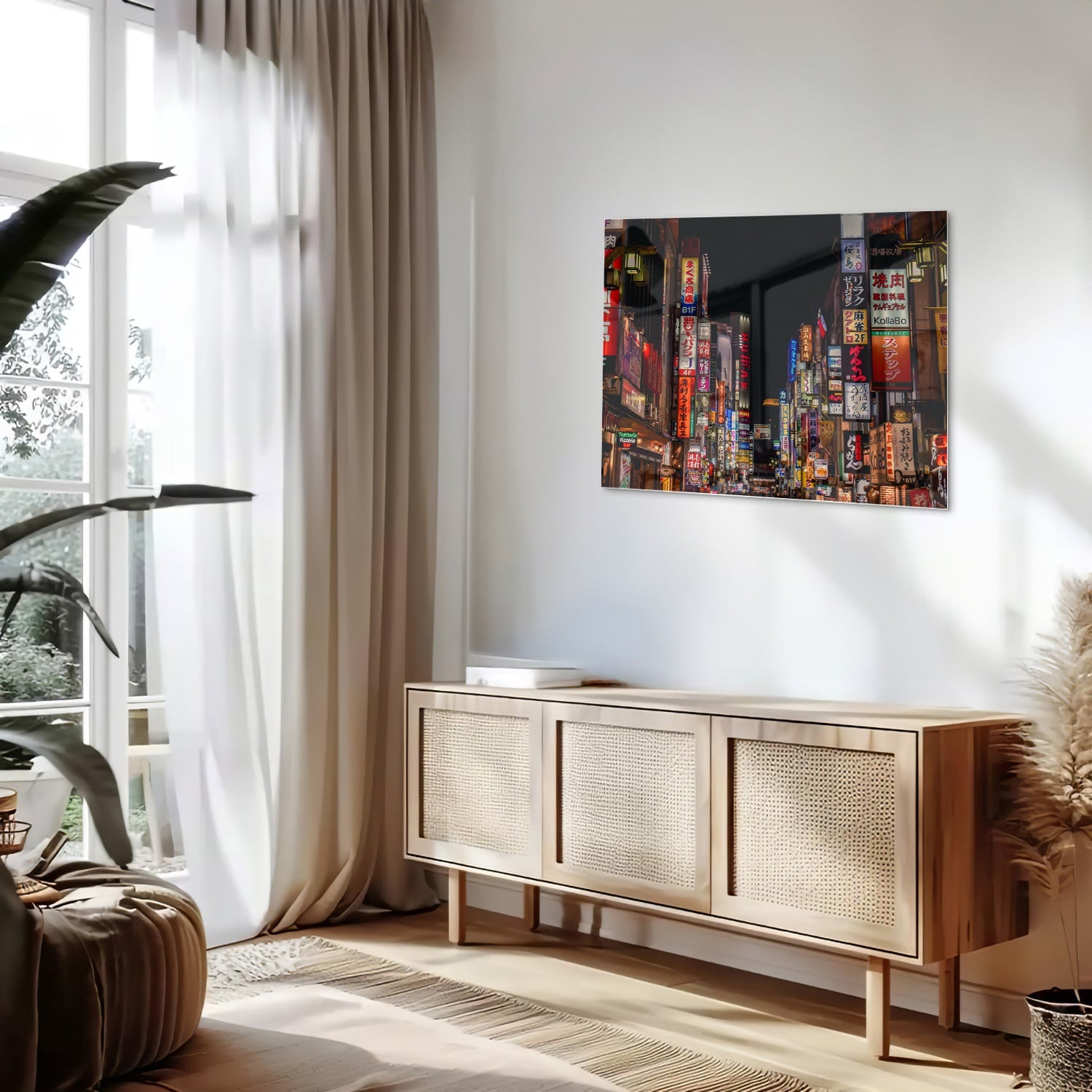 Glazen schilderij van een levendige stad met neonverlichting aan de muur in een moderne woonkamer.