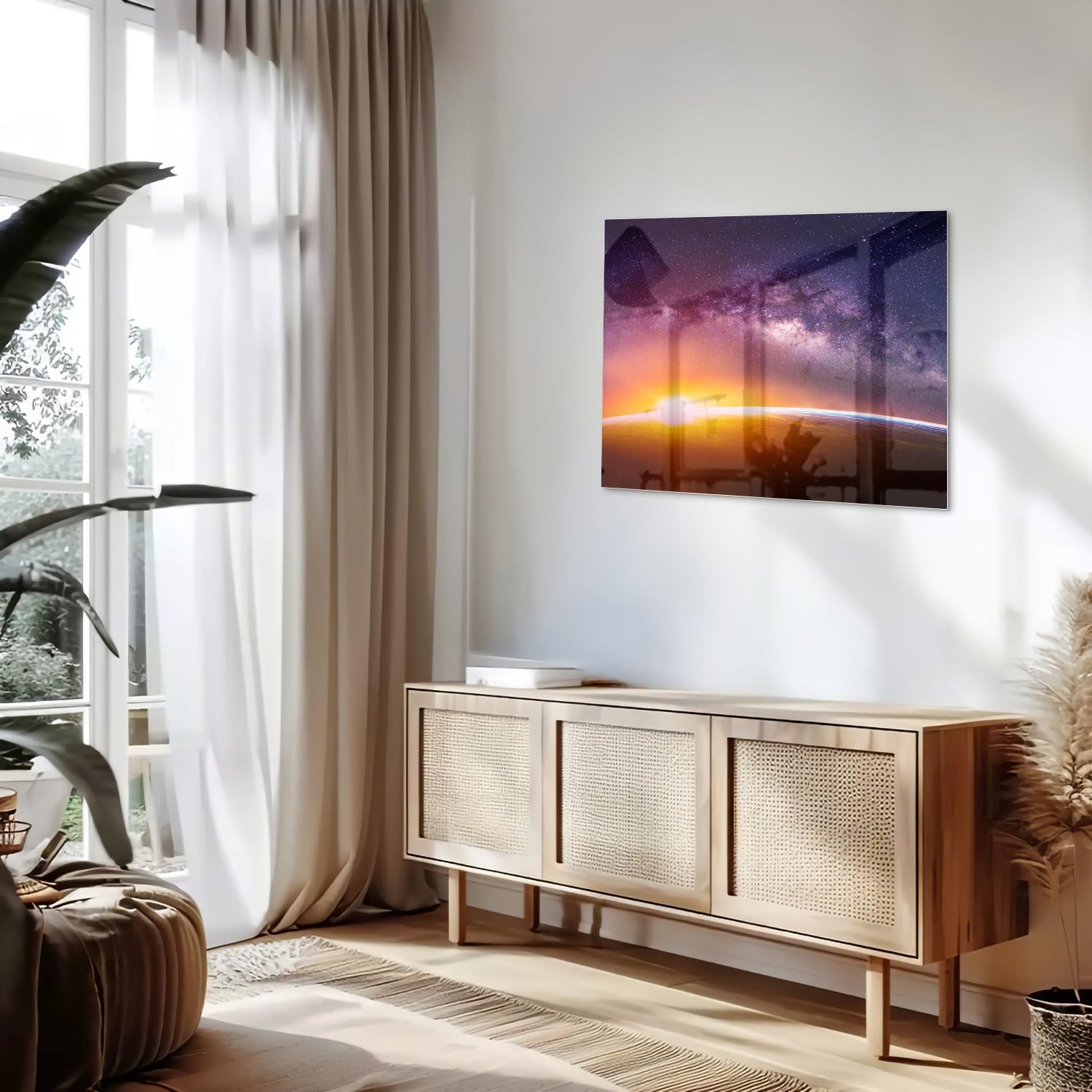 Glazen schilderij van een sterrenhemel met zonsondergang, hangt aan de muur in een stijlvolle woonkamer.