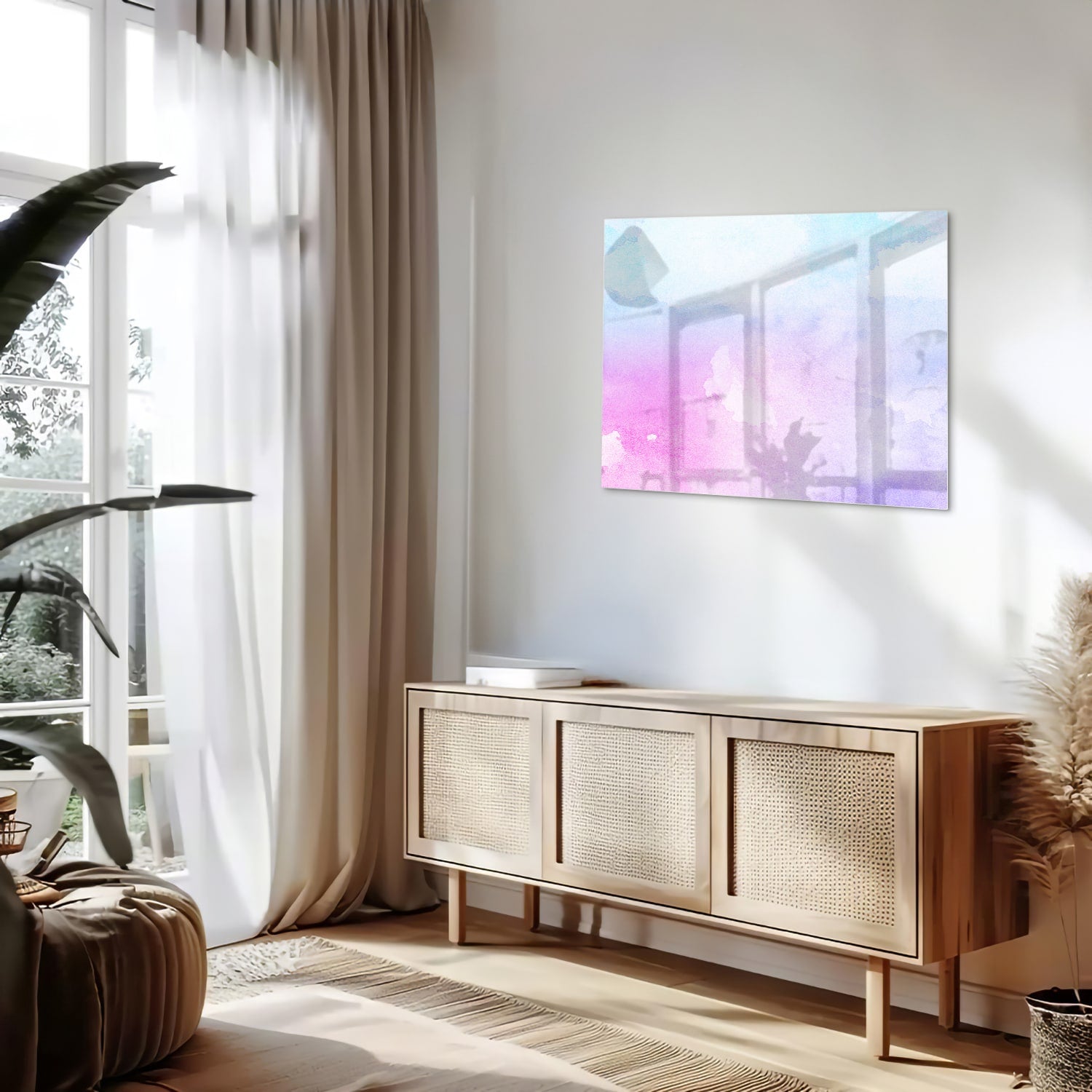 Abstract glazen schilderij met paarse en blauwe tinten aan de muur.