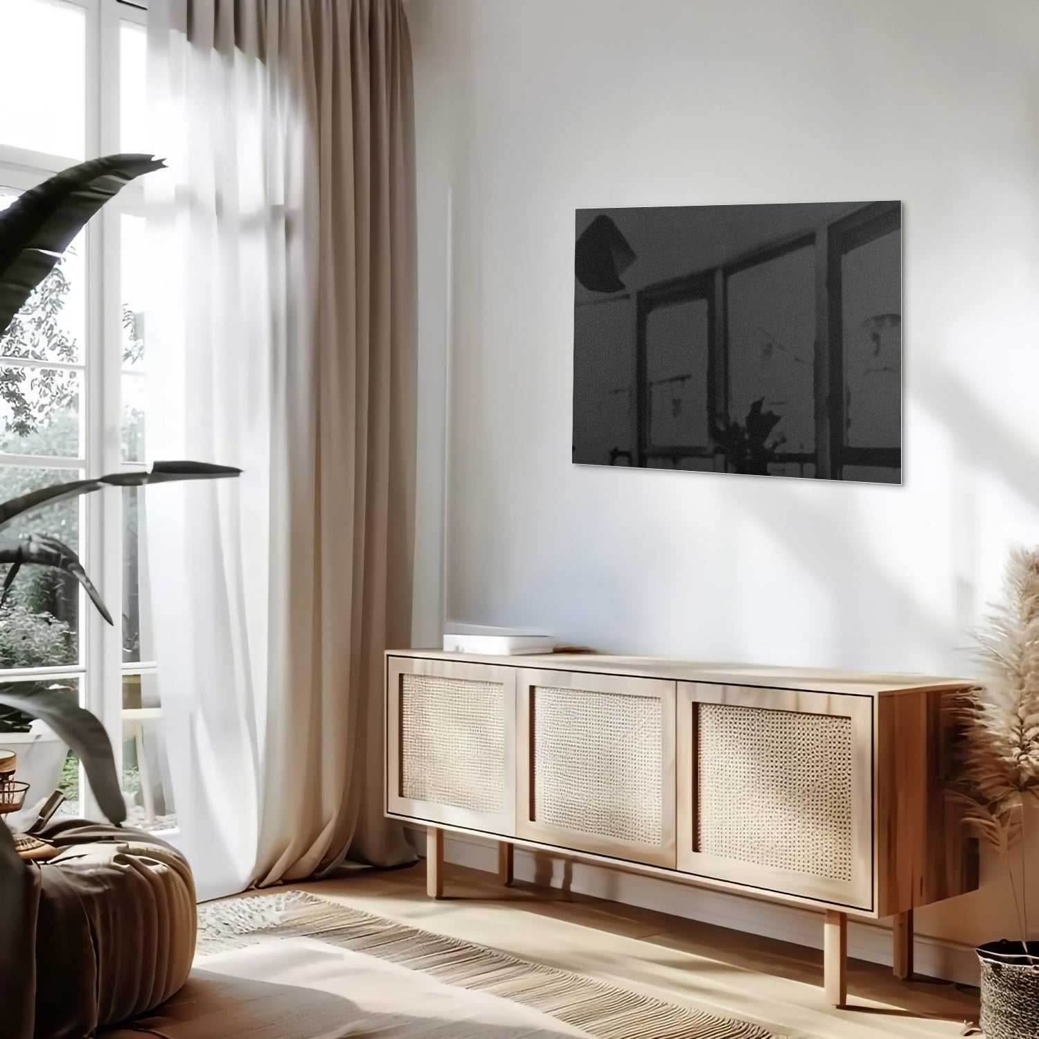 Zwart-glanzend glas schilderij aan een witte muur in een modern interieur.