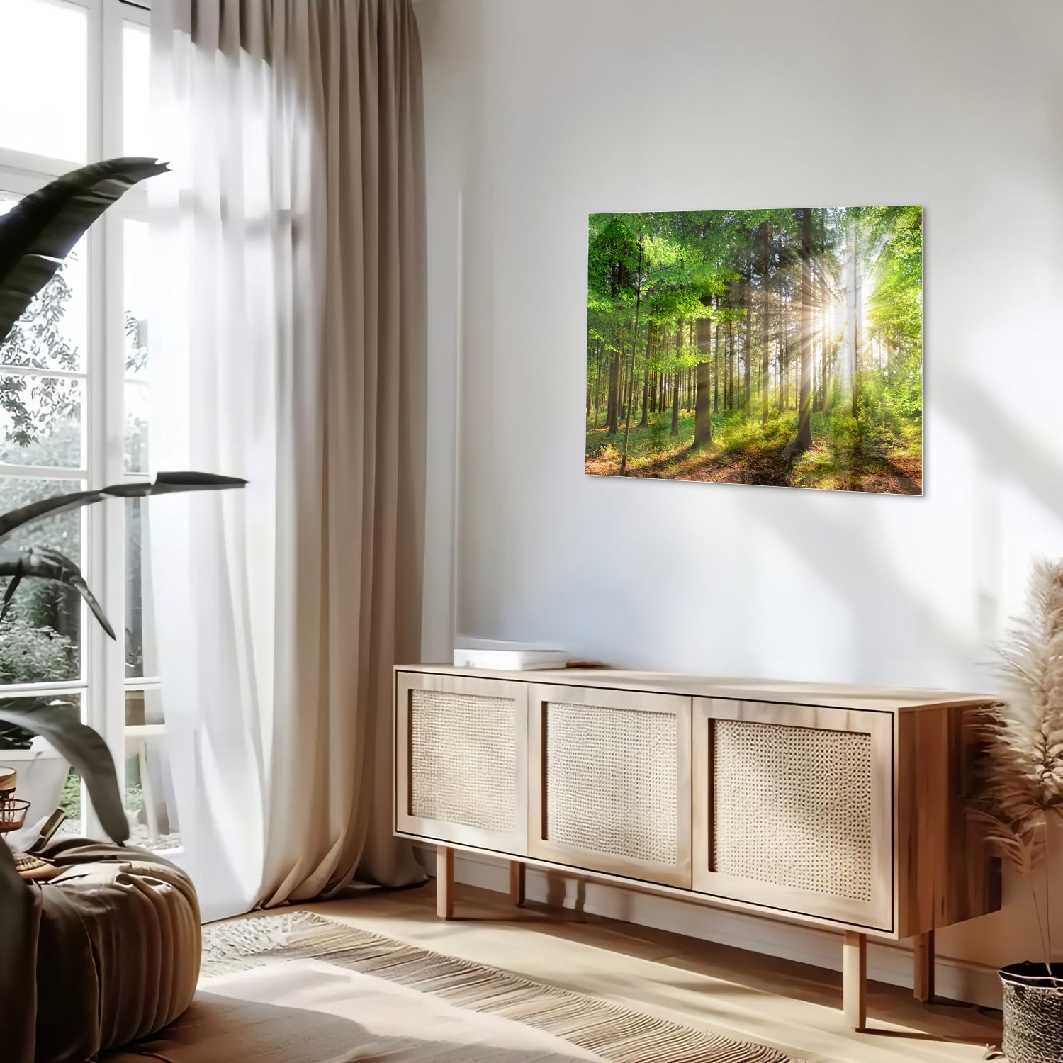 Glazen schilderij van een bos met zonnestralen op een muur.