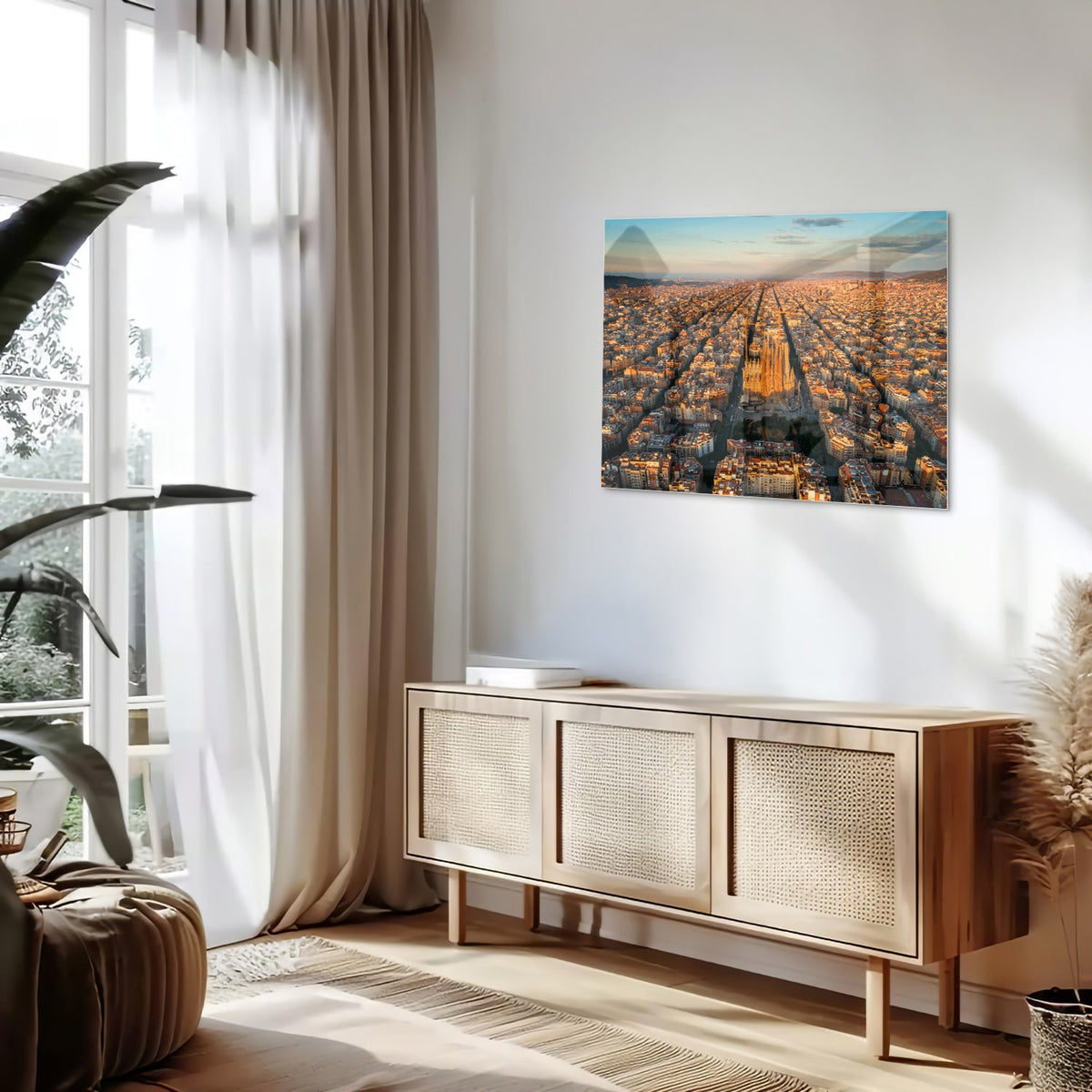 Glazen schilderij met uitzicht op een stad onder de zonsondergang