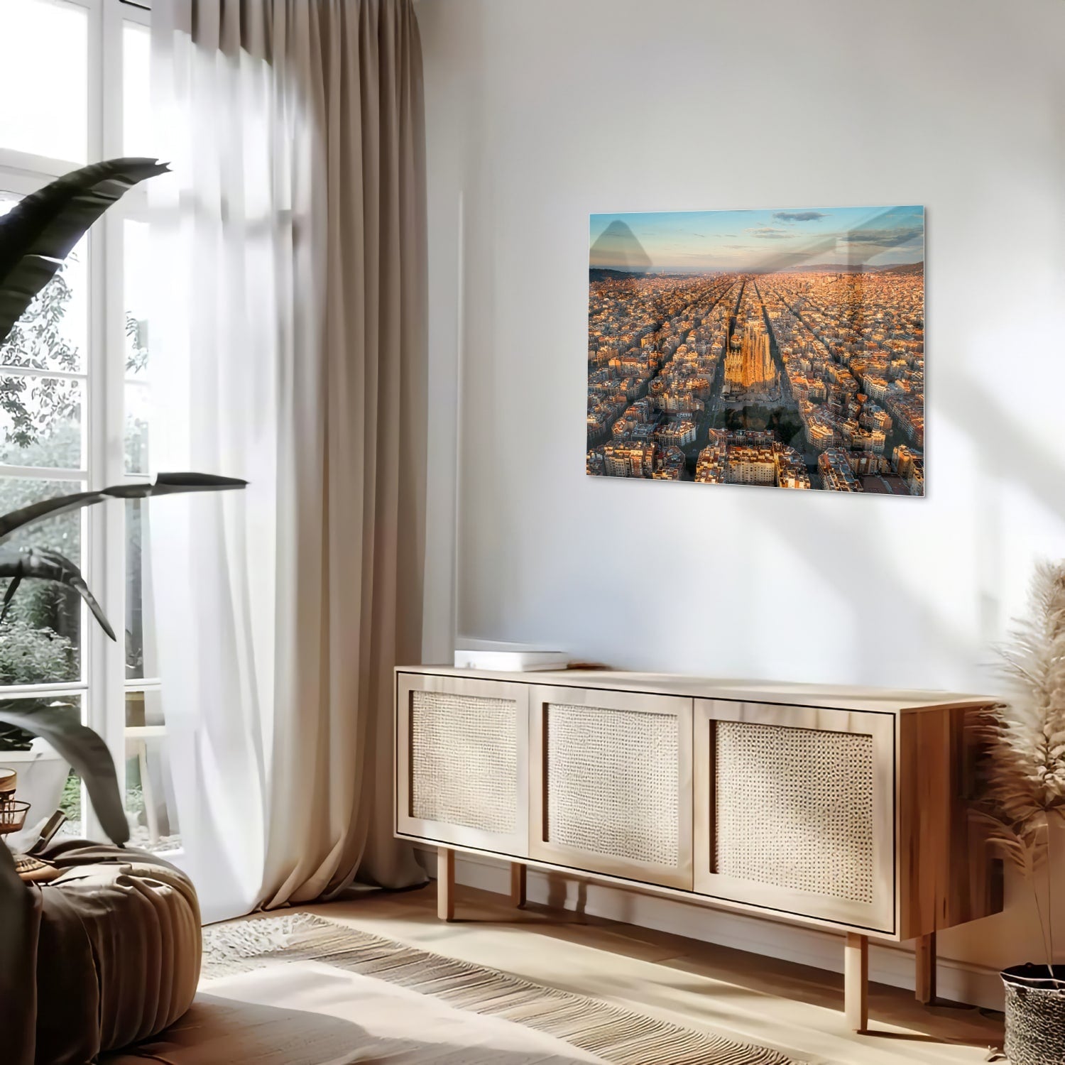 Glazen schilderij met uitzicht op een stad onder de zonsondergang