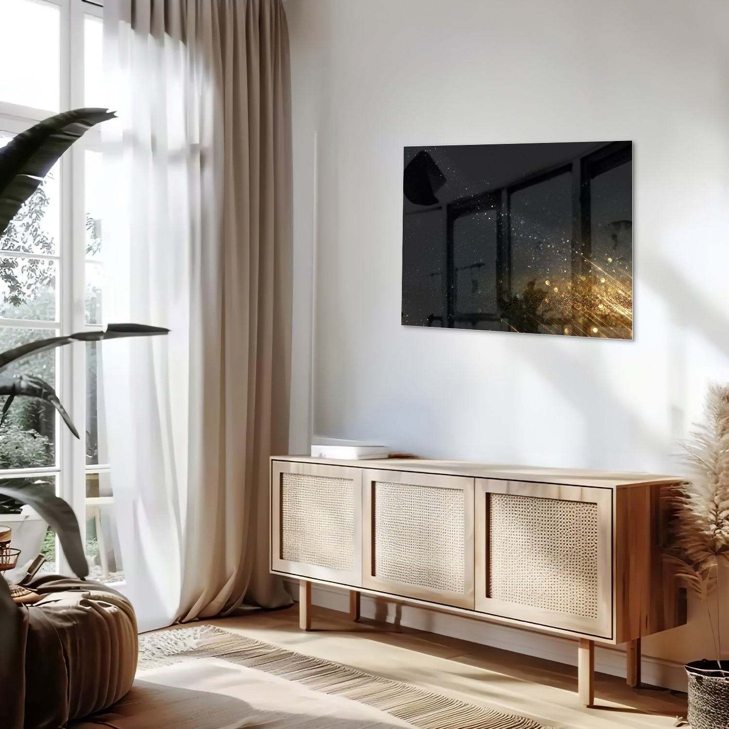 Zwart glazen schilderij met sterren en lichteffecten aan een witte muur.