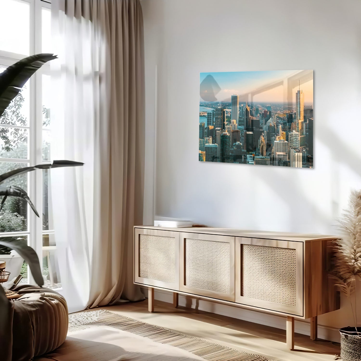 Glazen schilderij met uitzicht op een stad skyline onder een zonsondergang