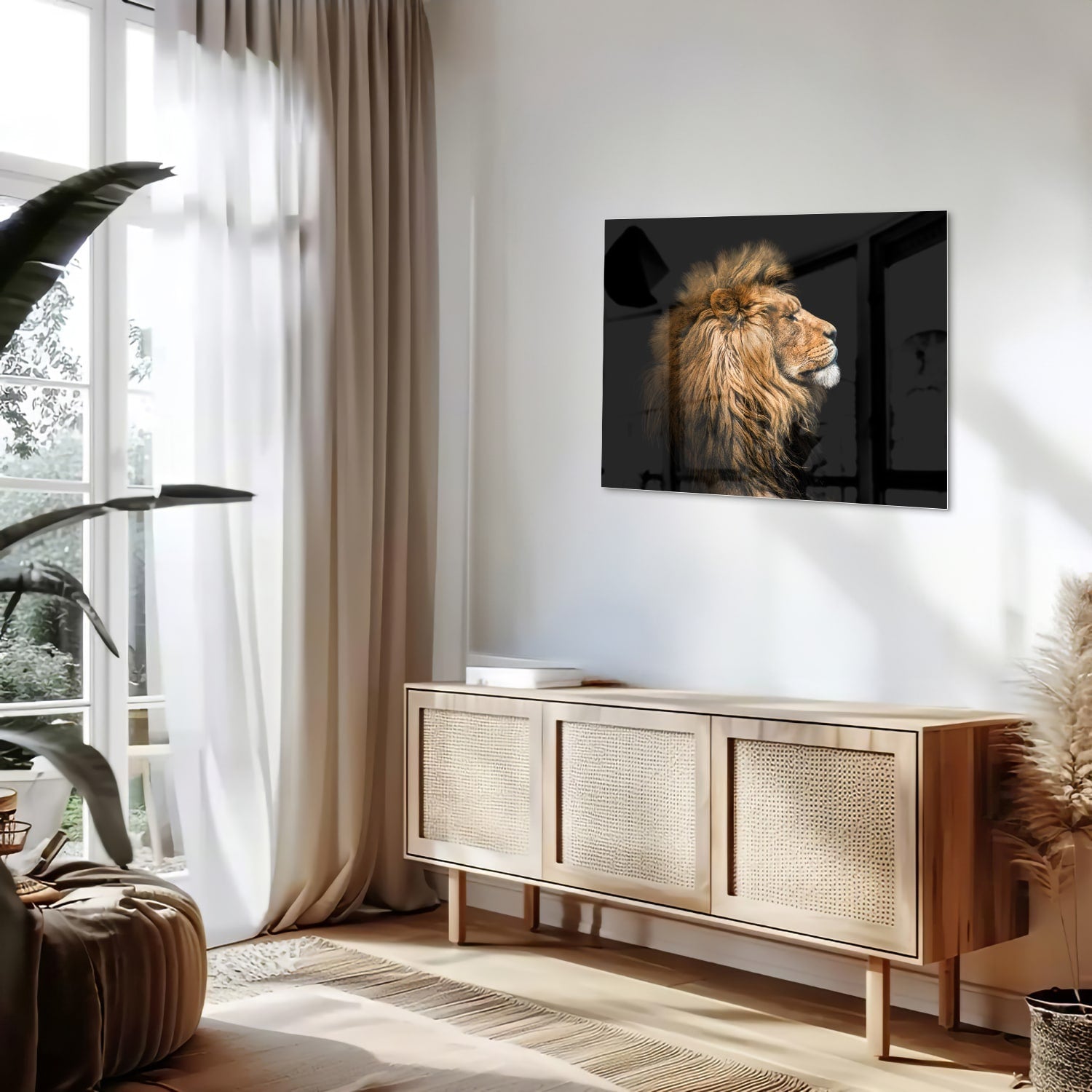 Glazen schilderij van een leeuw met rijke, gouden manen tegen een zwarte achtergrond.