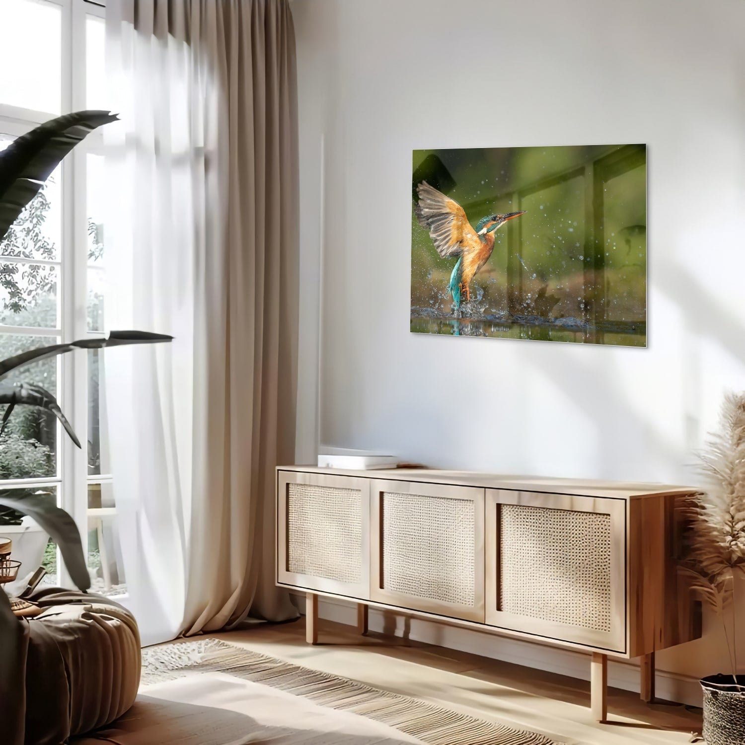 Glazen schilderij van een ijsvogel die in het water duikt