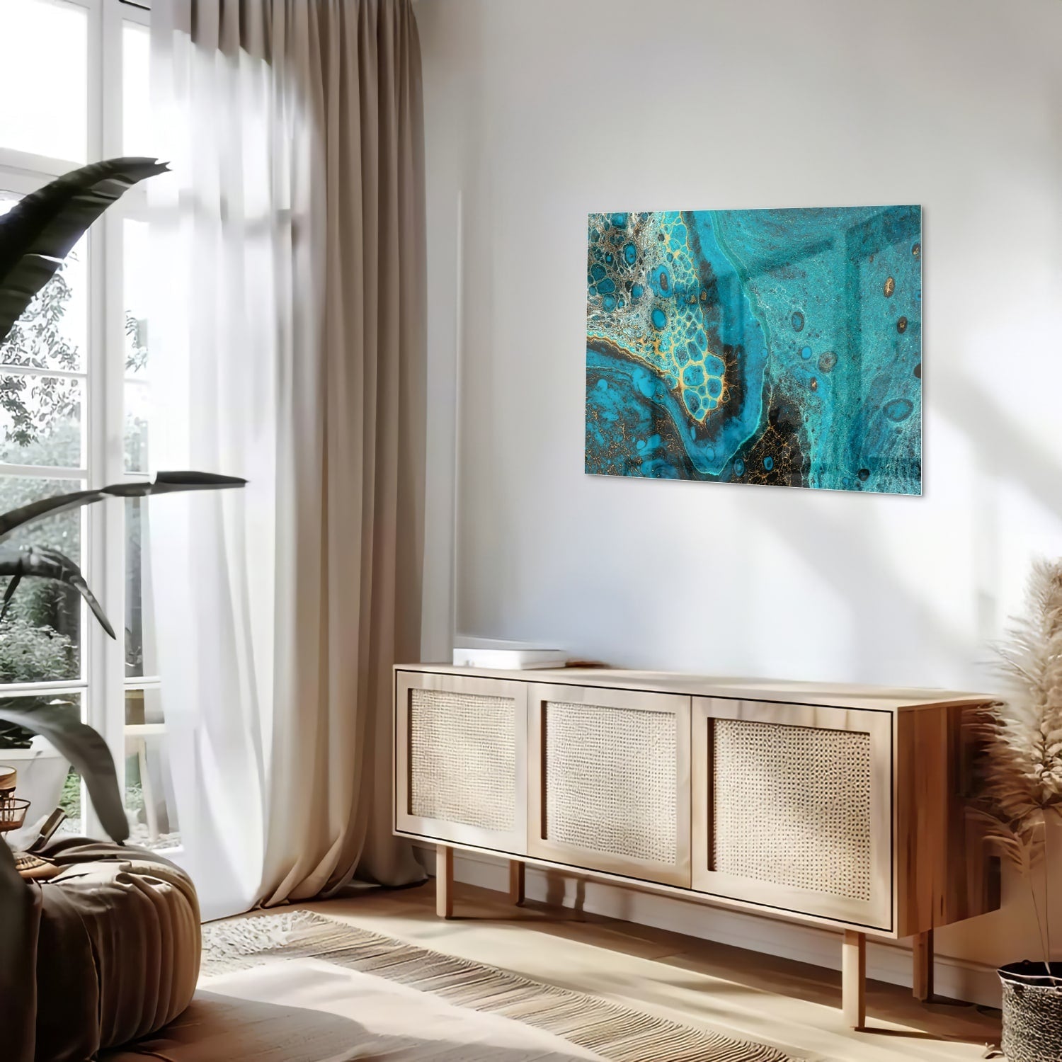Glazen schilderij in turkoois met gouden accenten aan de muur boven een houten meubel.