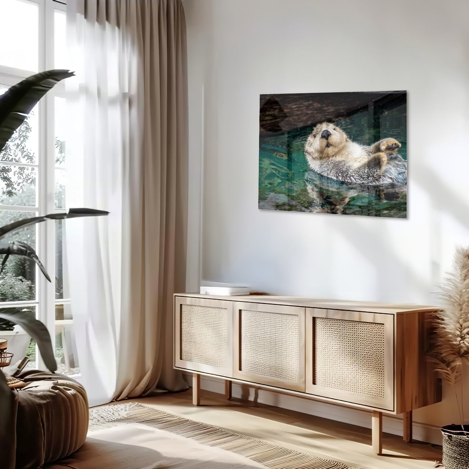 Glazen schilderij van een zeeotter die in water drijft.