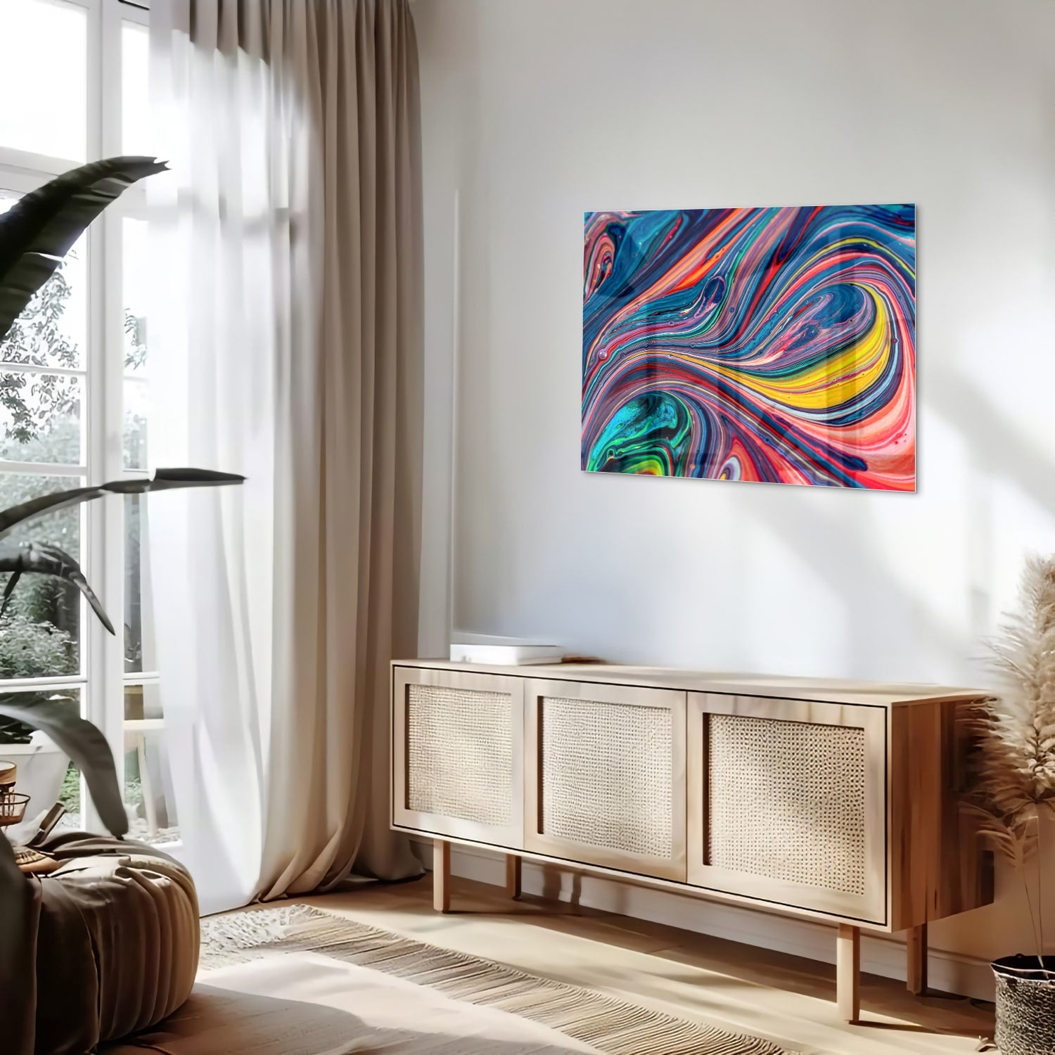 Kleurrijk abstract glazen schilderij aan de muur in een modern interieur.