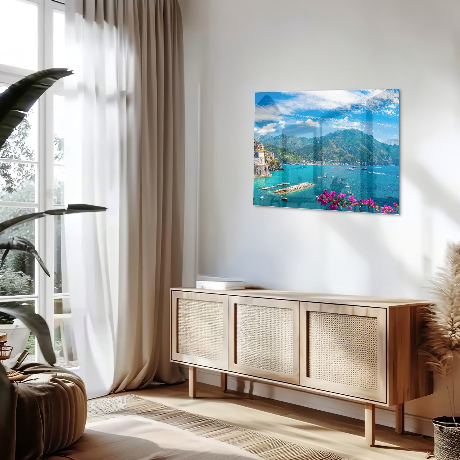 Glazen schilderij van een kustlandschap met blauwe zee en groene bergen.