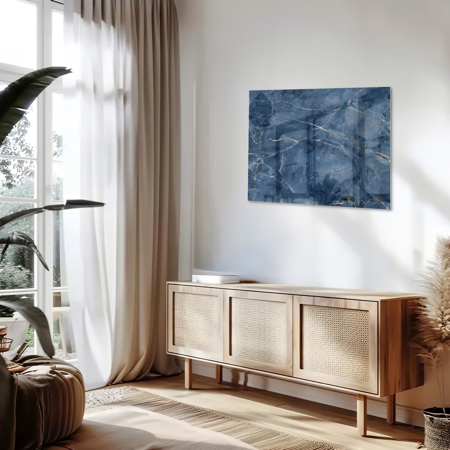 Diepblauw glazen schilderij met marmerstructuur aan de muur