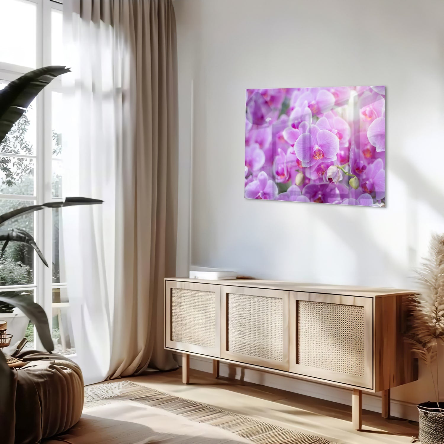 Glazen schilderij met een close-up van paarse orchideen in een mooi interieur