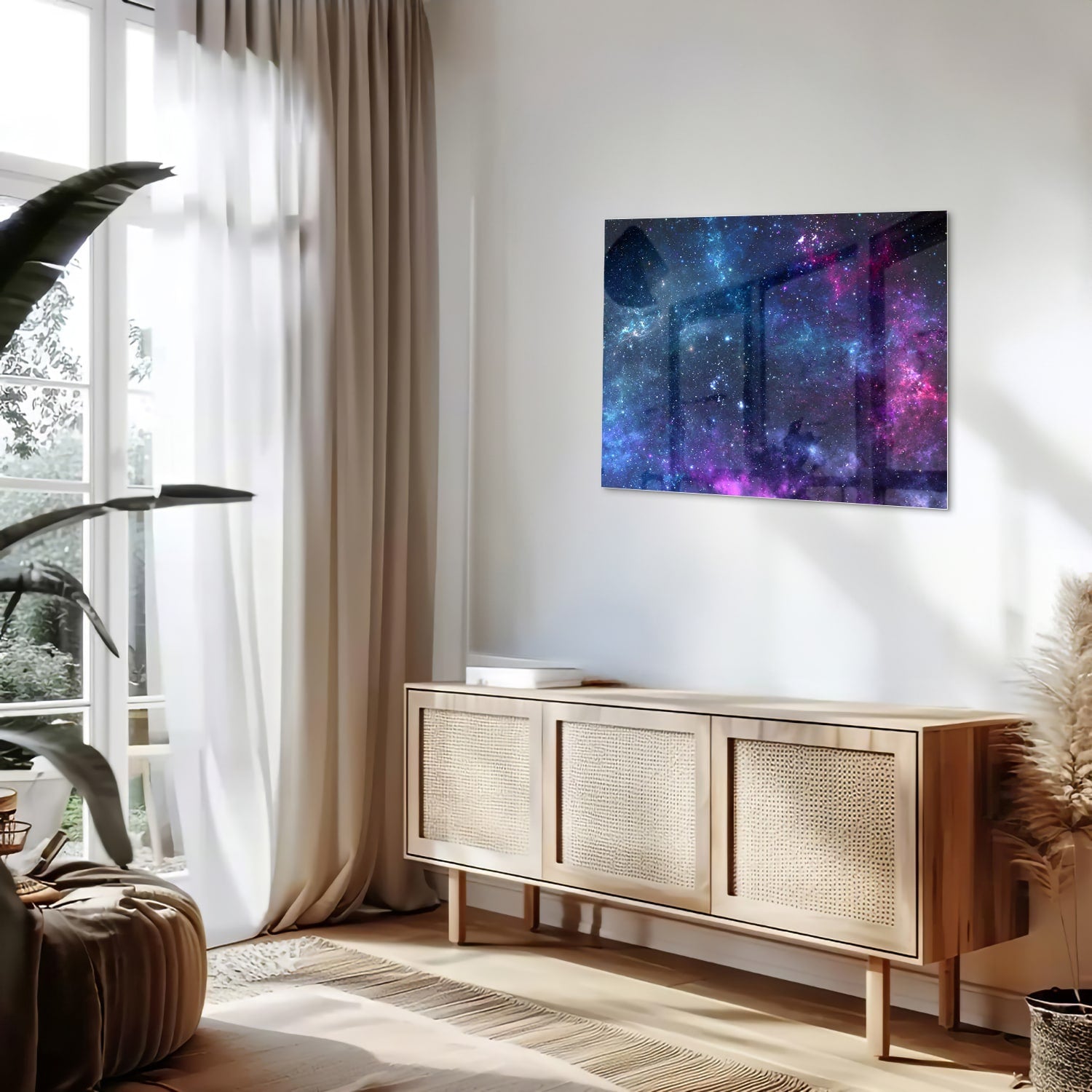 Glazen schilderij van het universum met kleurrijke sterren en nevels.