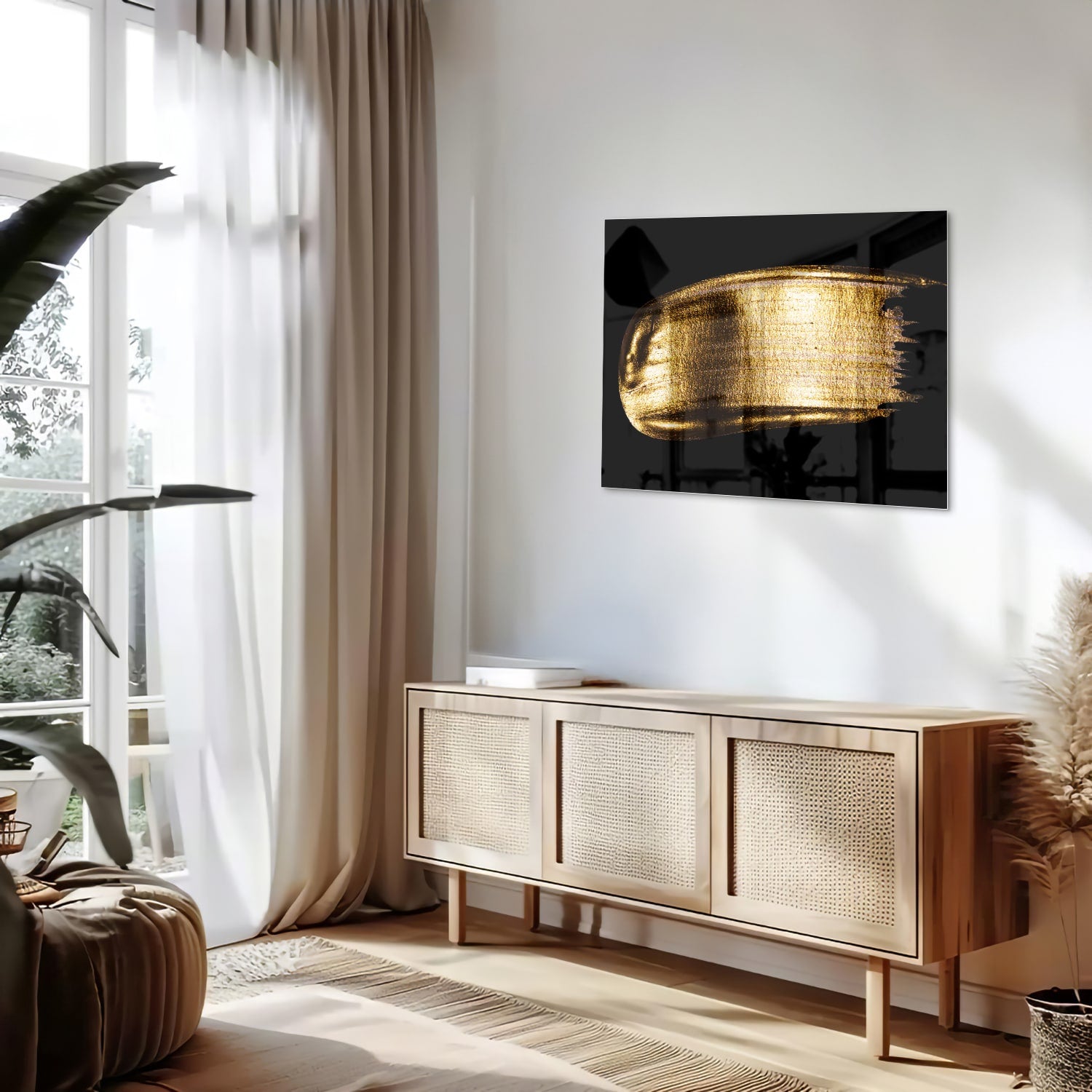 Abstract glazen schilderij met gouden penseelstreek op een zwarte achtergrond.