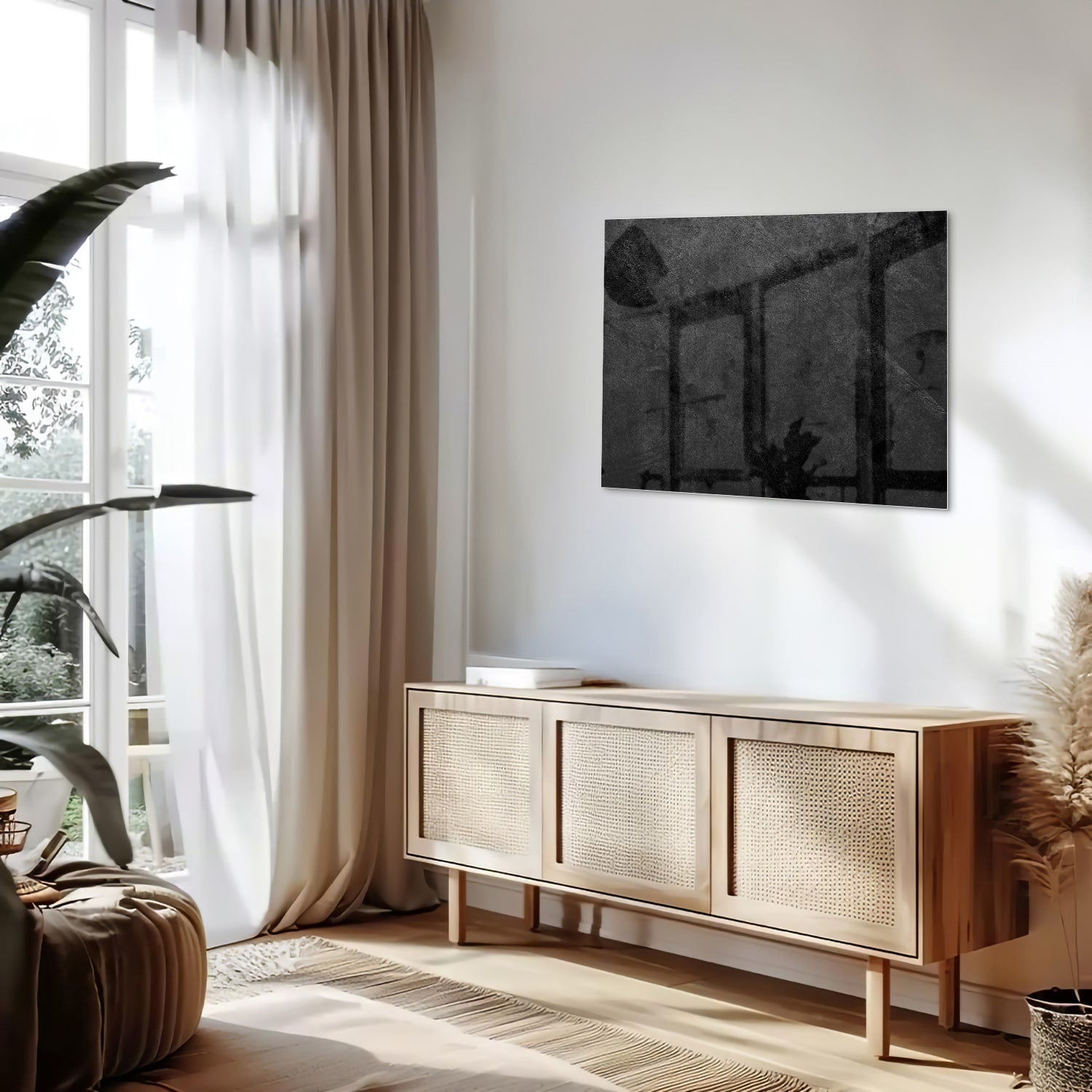 Abstract glazen schilderij in zwart en grijs aan de muur boven een houten kast.