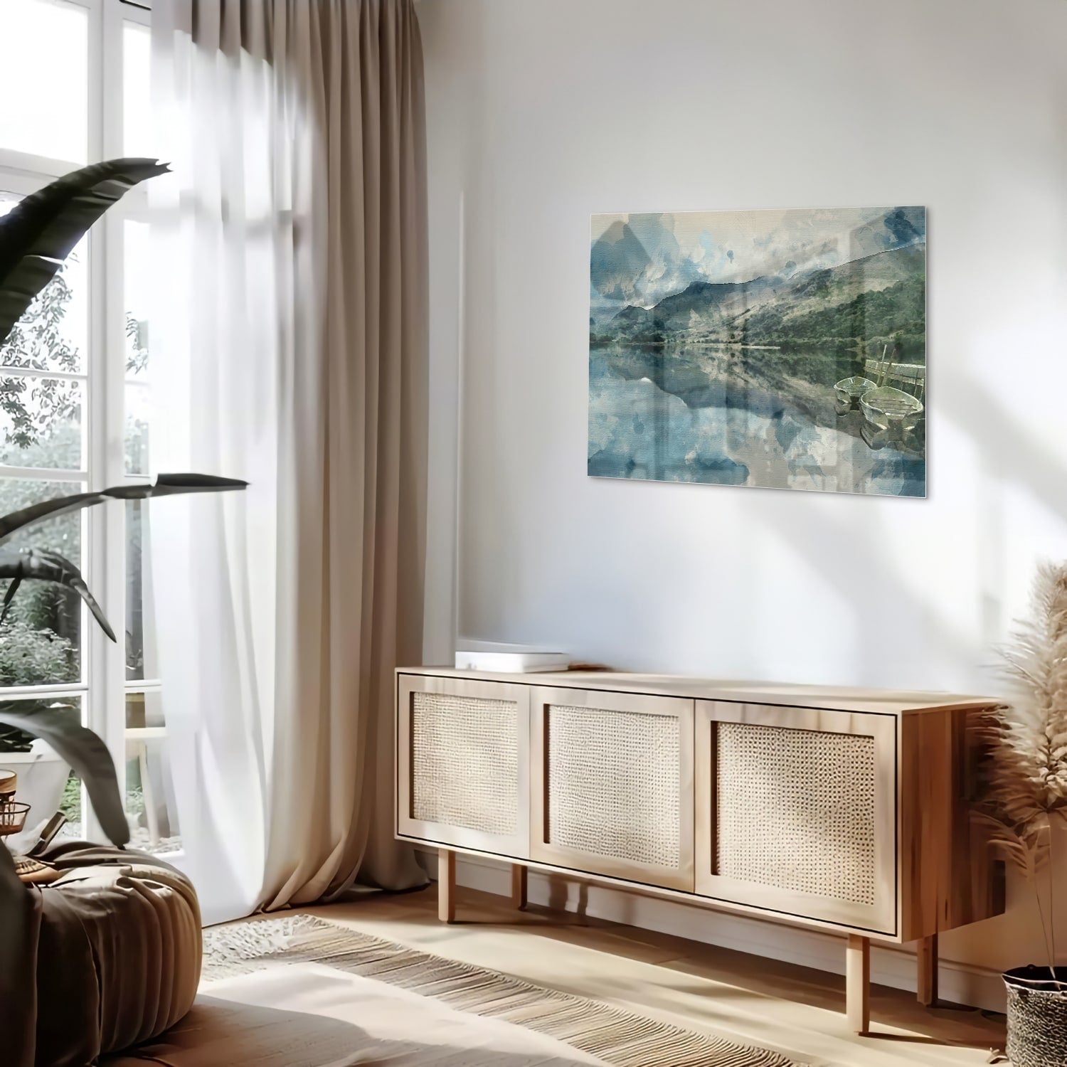 Glazen schilderij van een serene landschap met blauw meer en bergen